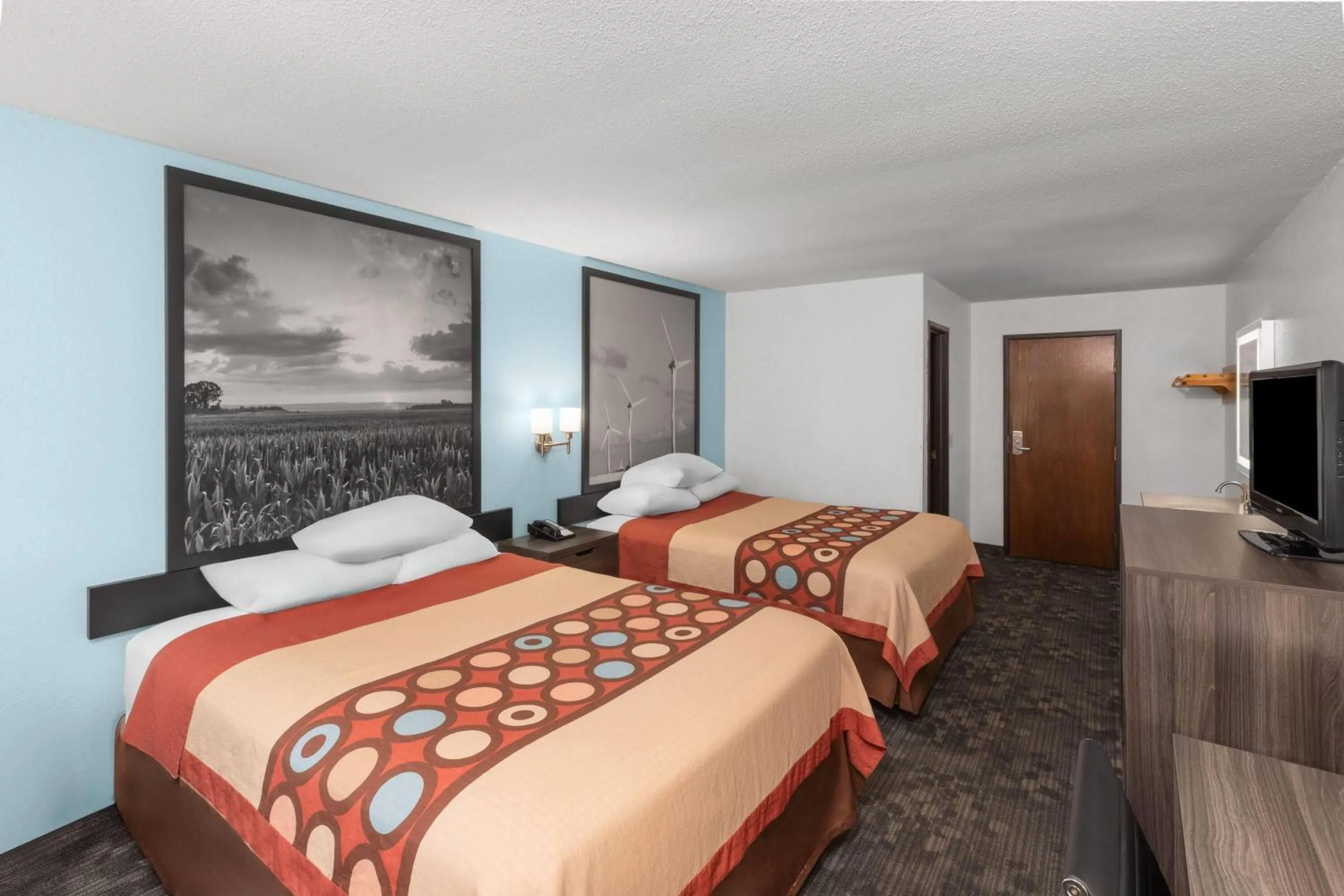 Photo of the whole room, Bed in Super 8 by Wyndham Rock Port MO