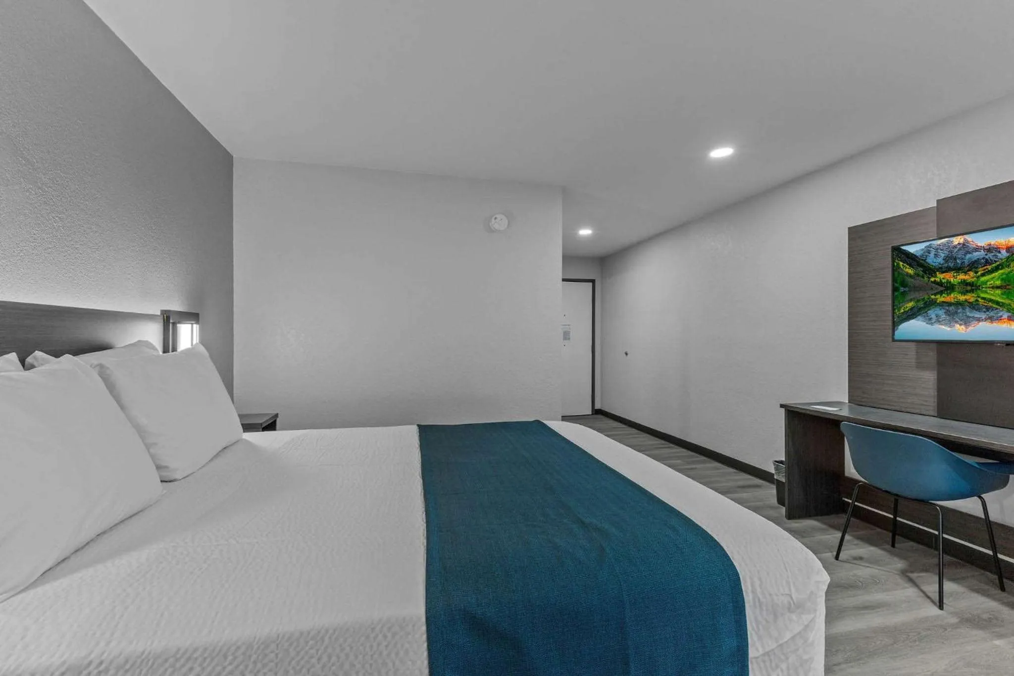 Photo of the whole room, Bed in Motel 6 Brighton CO Denver Northeast