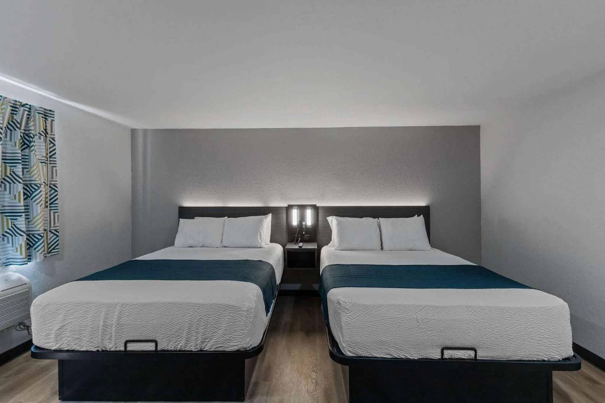 Photo of the whole room, Bed in Motel 6 Brighton CO Denver Northeast