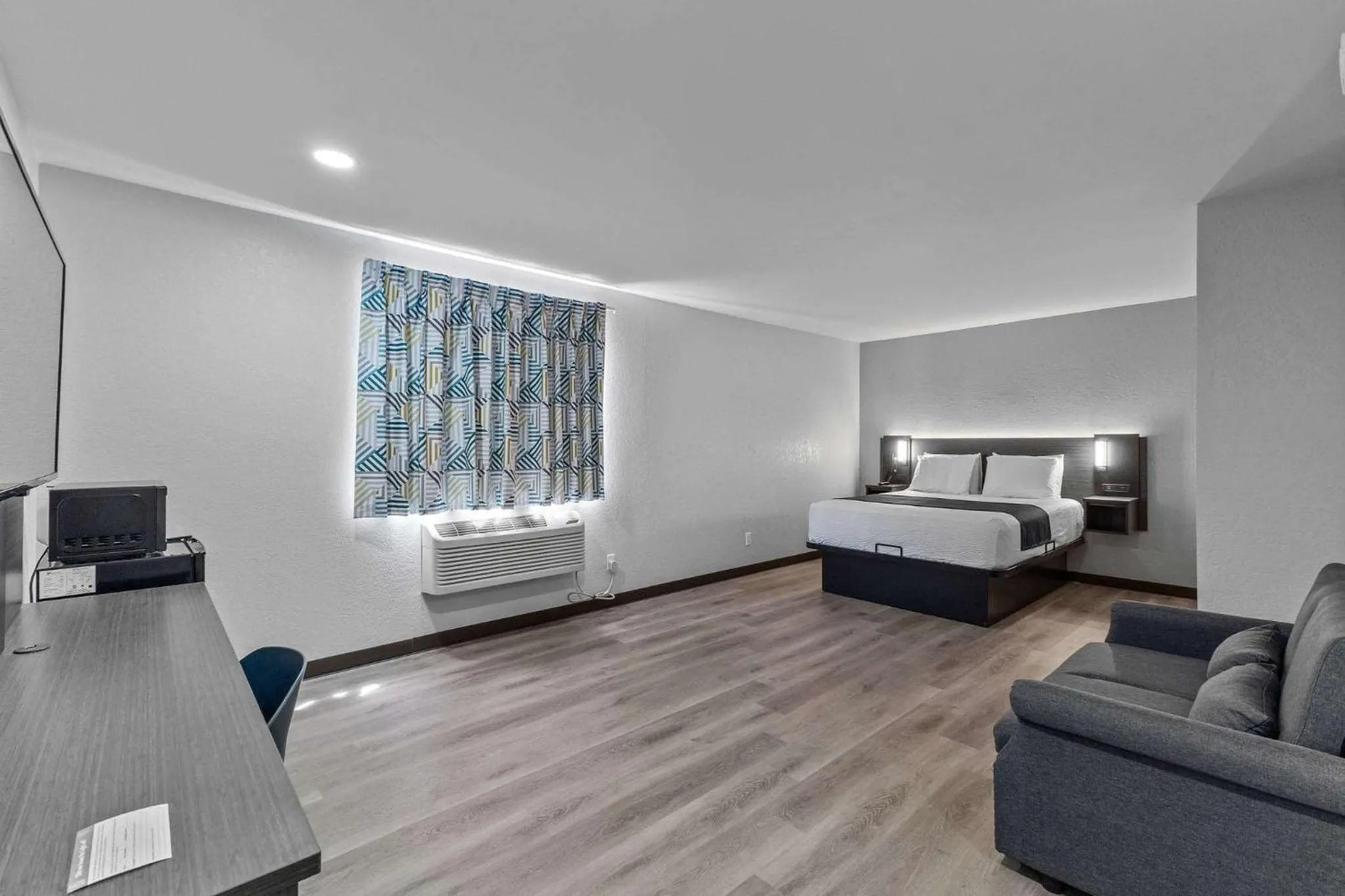 Photo of the whole room, Bed in Motel 6 Brighton CO Denver Northeast