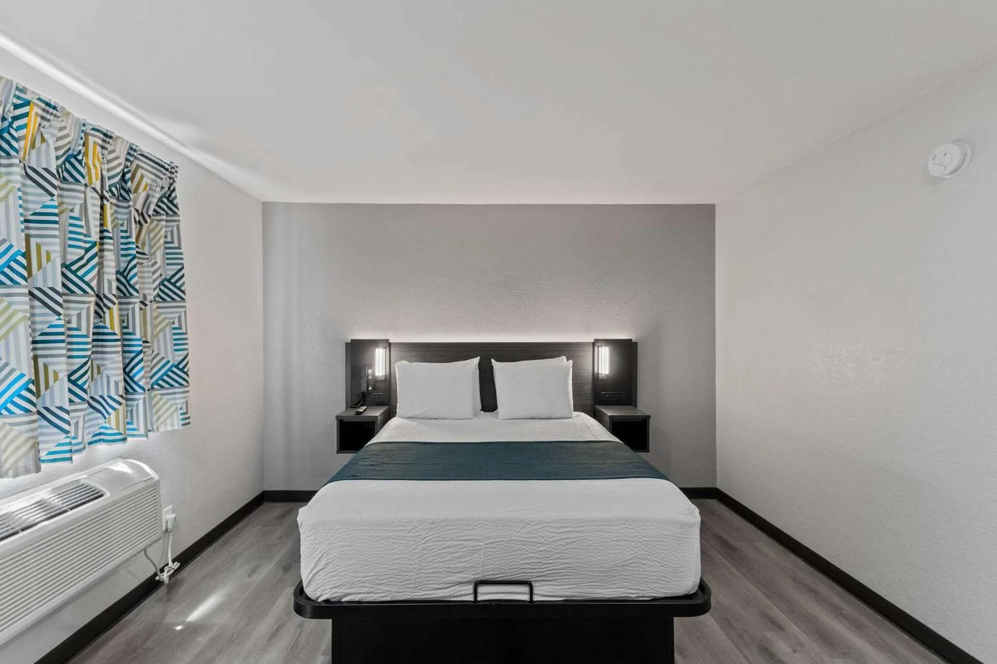 Photo of the whole room, Bed in Motel 6 Brighton CO Denver Northeast