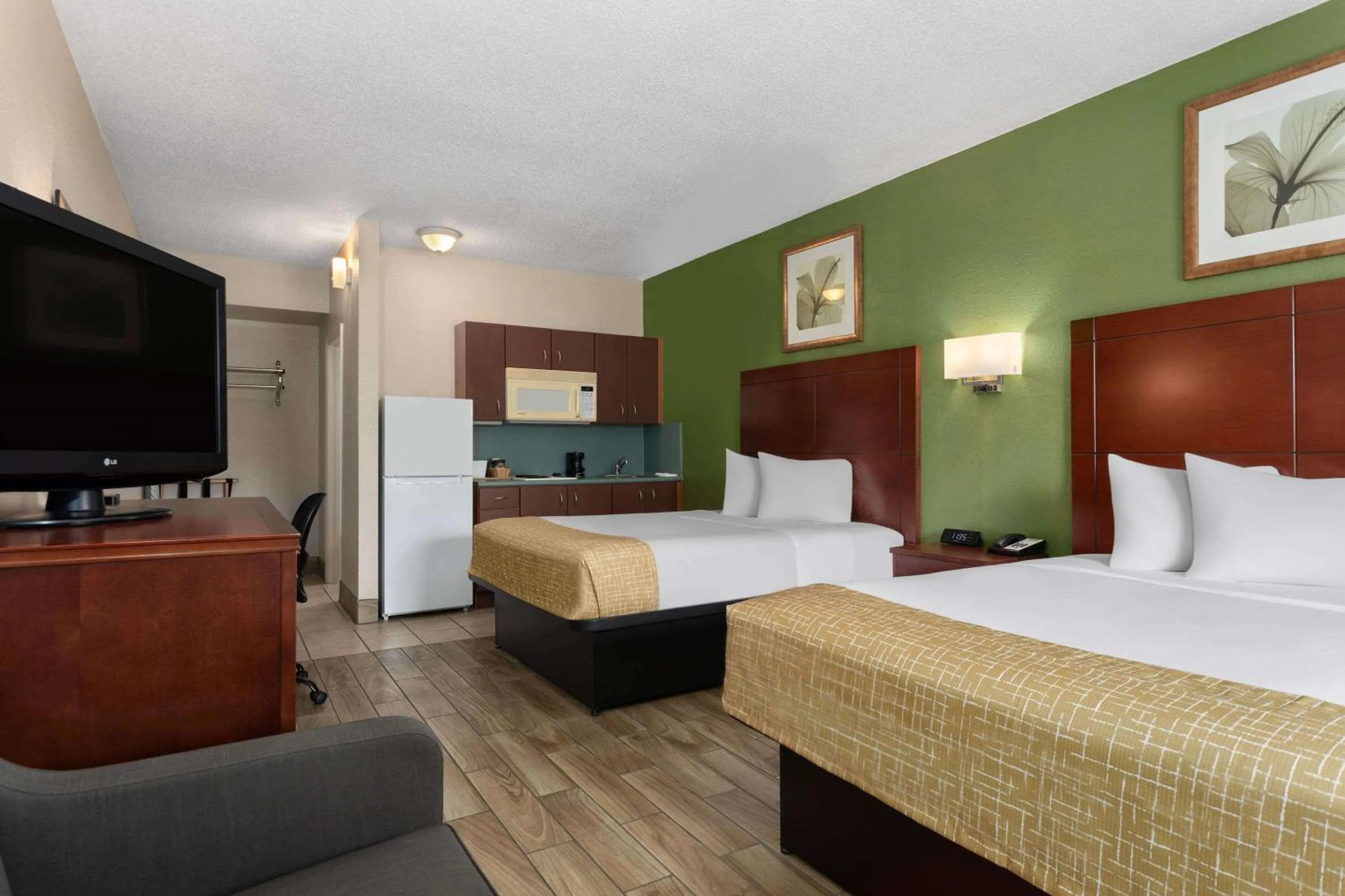 Photo of the whole room, Bed in Travelodge Suites by Wyndham Lake Okeechobee