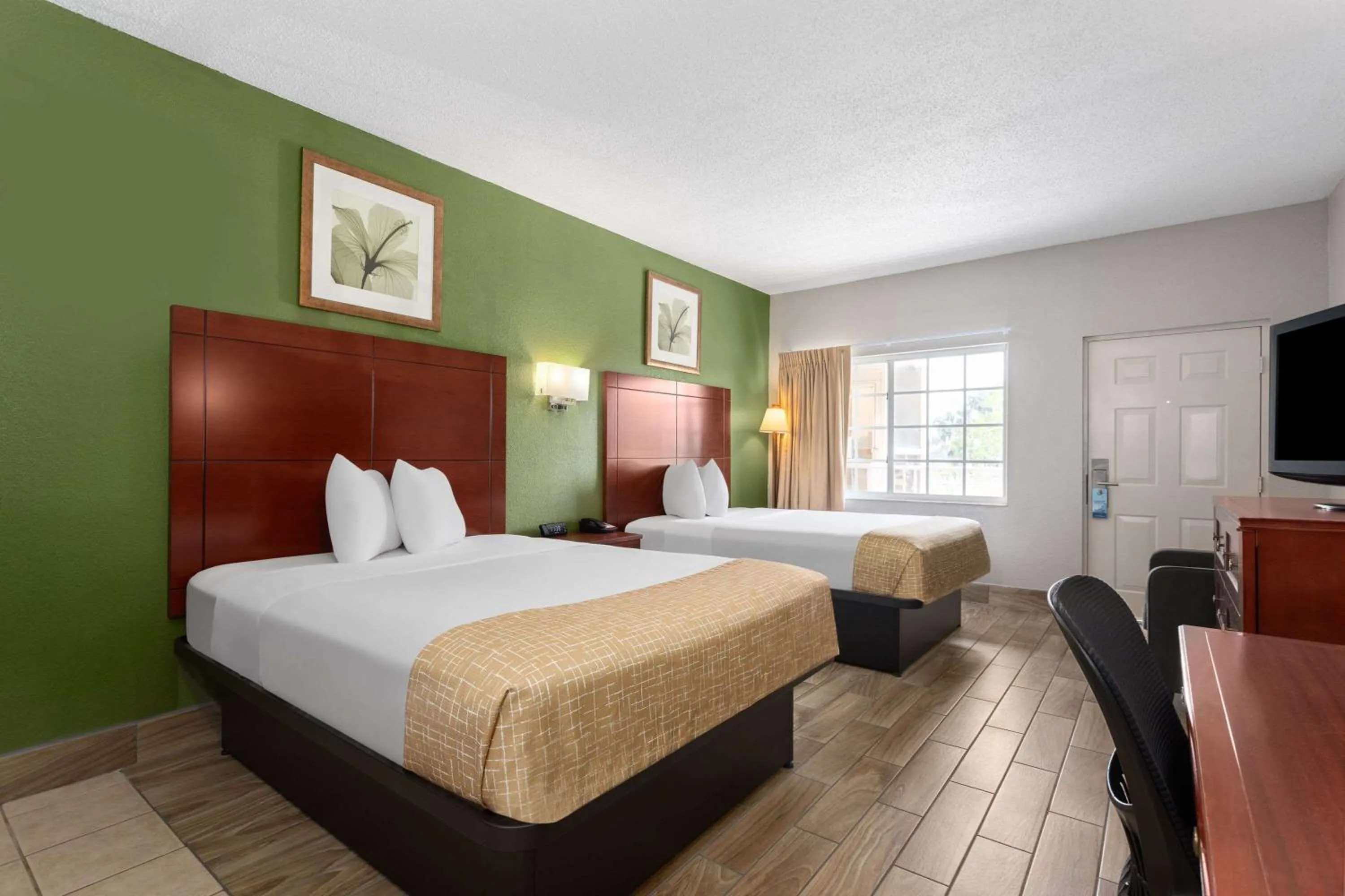 Photo of the whole room, Bed in Travelodge Suites by Wyndham Lake Okeechobee