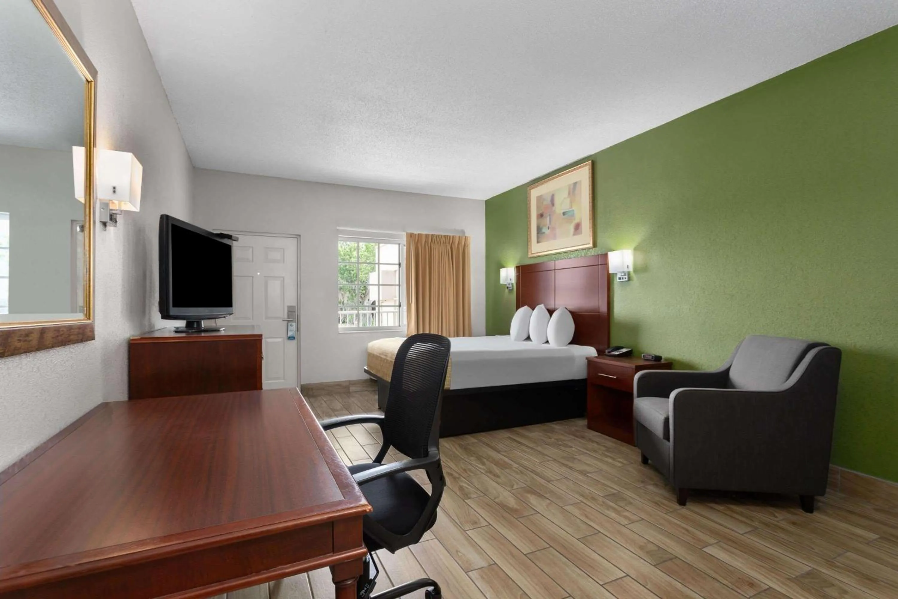 Photo of the whole room, Bed in Travelodge Suites by Wyndham Lake Okeechobee