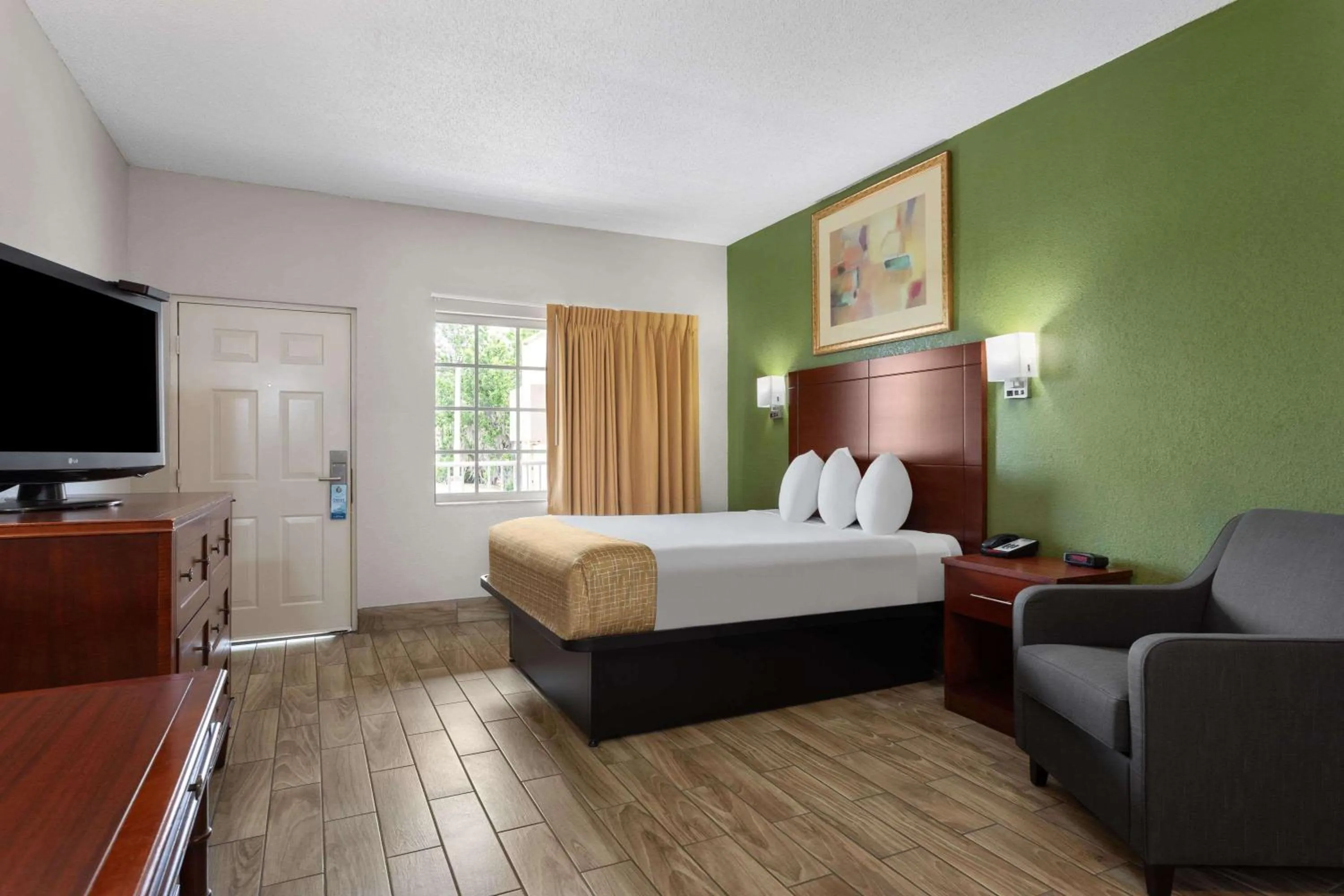 Photo of the whole room, Bed in Travelodge Suites by Wyndham Lake Okeechobee