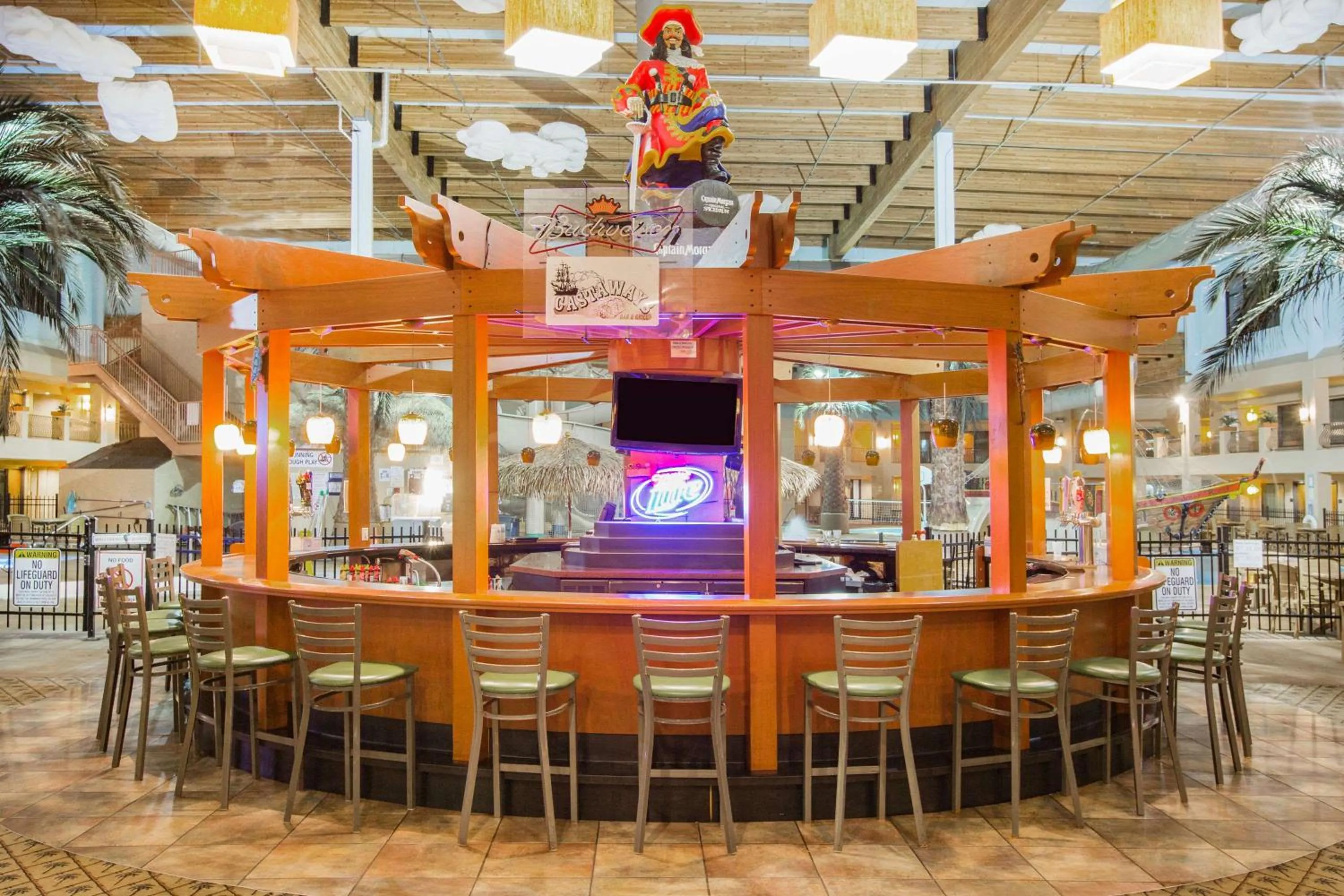 Lounge or bar in Ramada by Wyndham Des Moines Tropics Resort & Conference Ctr