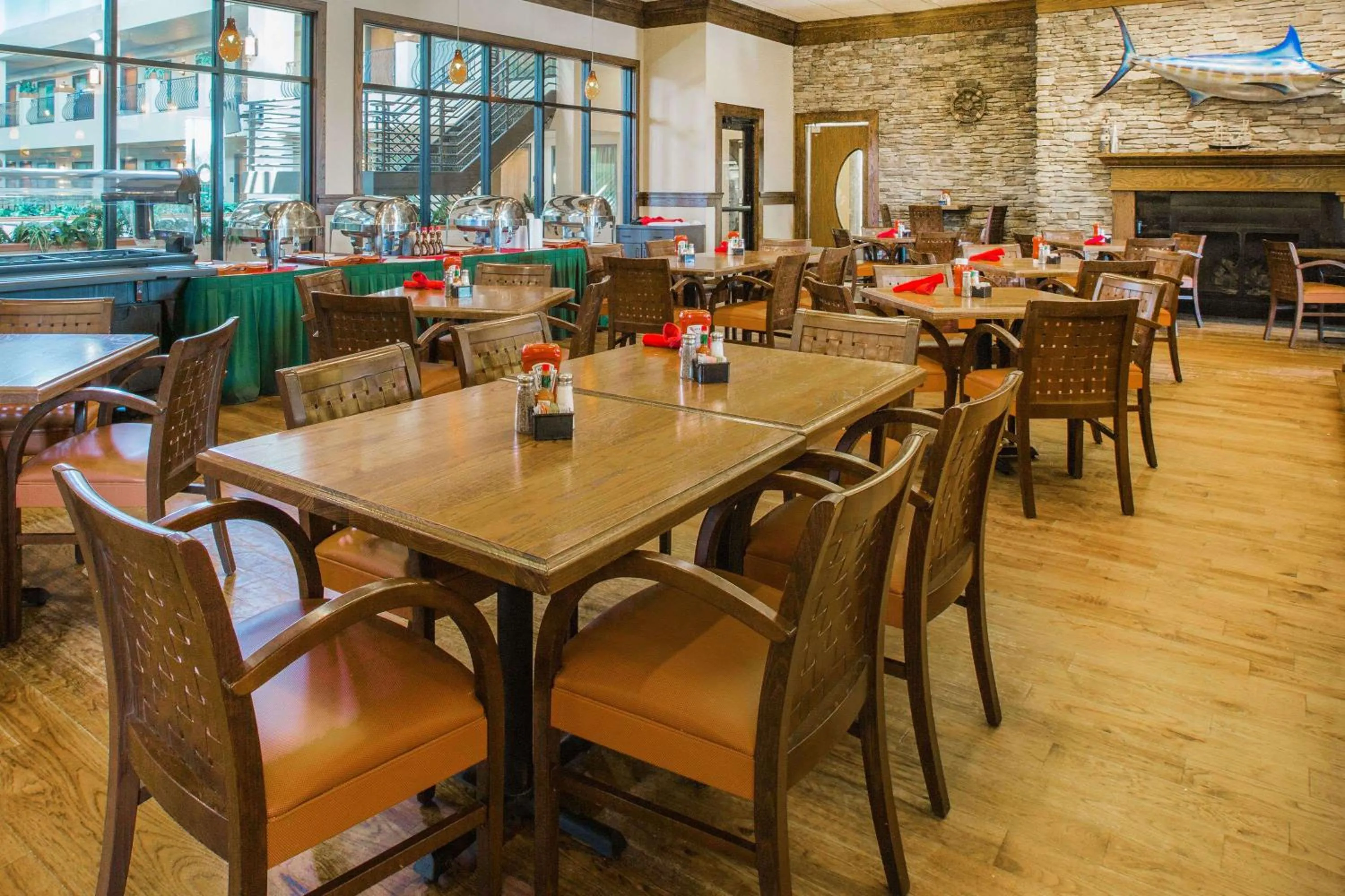 Restaurant/places to eat in Ramada by Wyndham Des Moines Tropics Resort & Conference Ctr