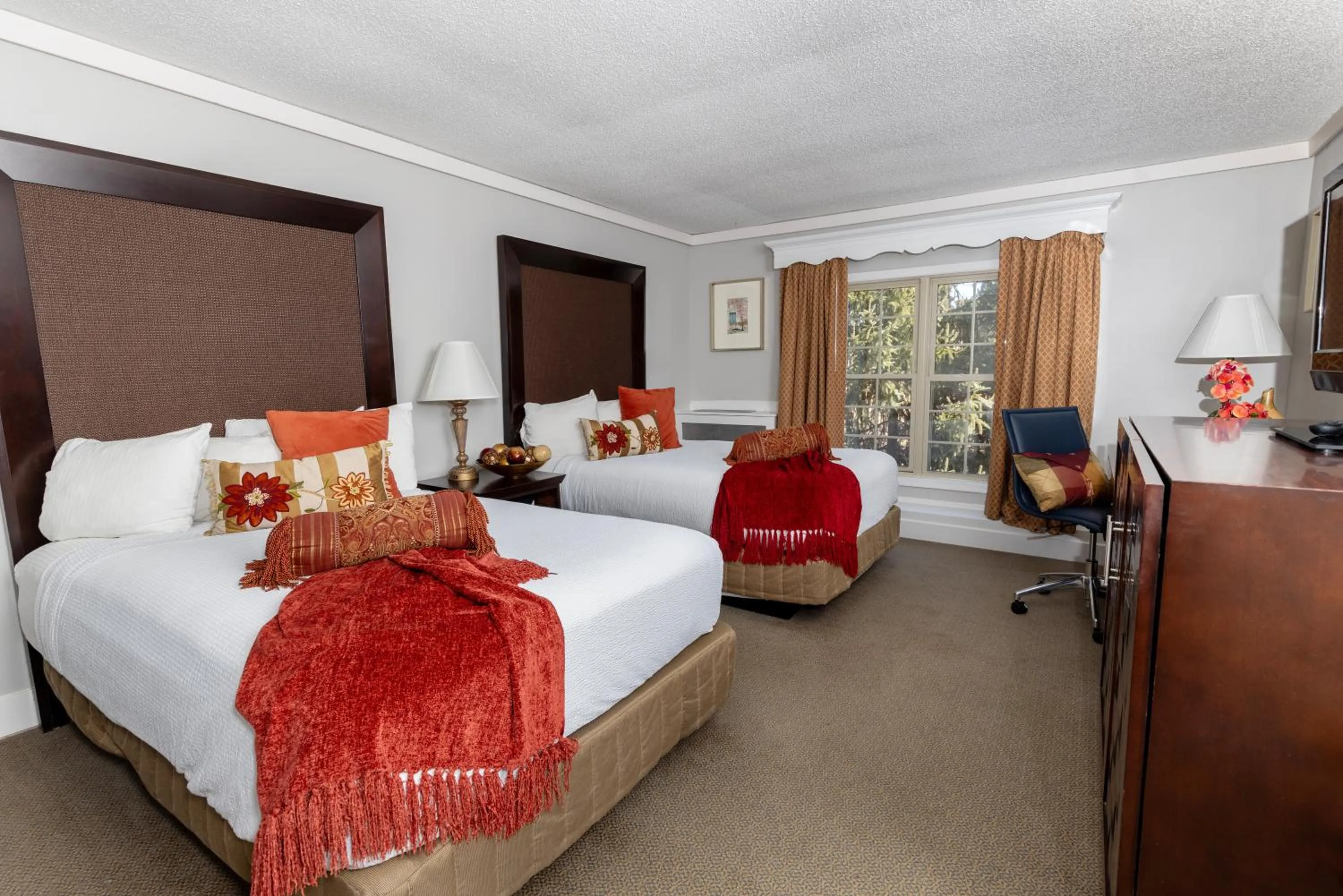 Living room, Bed in Brandywine River Hotel