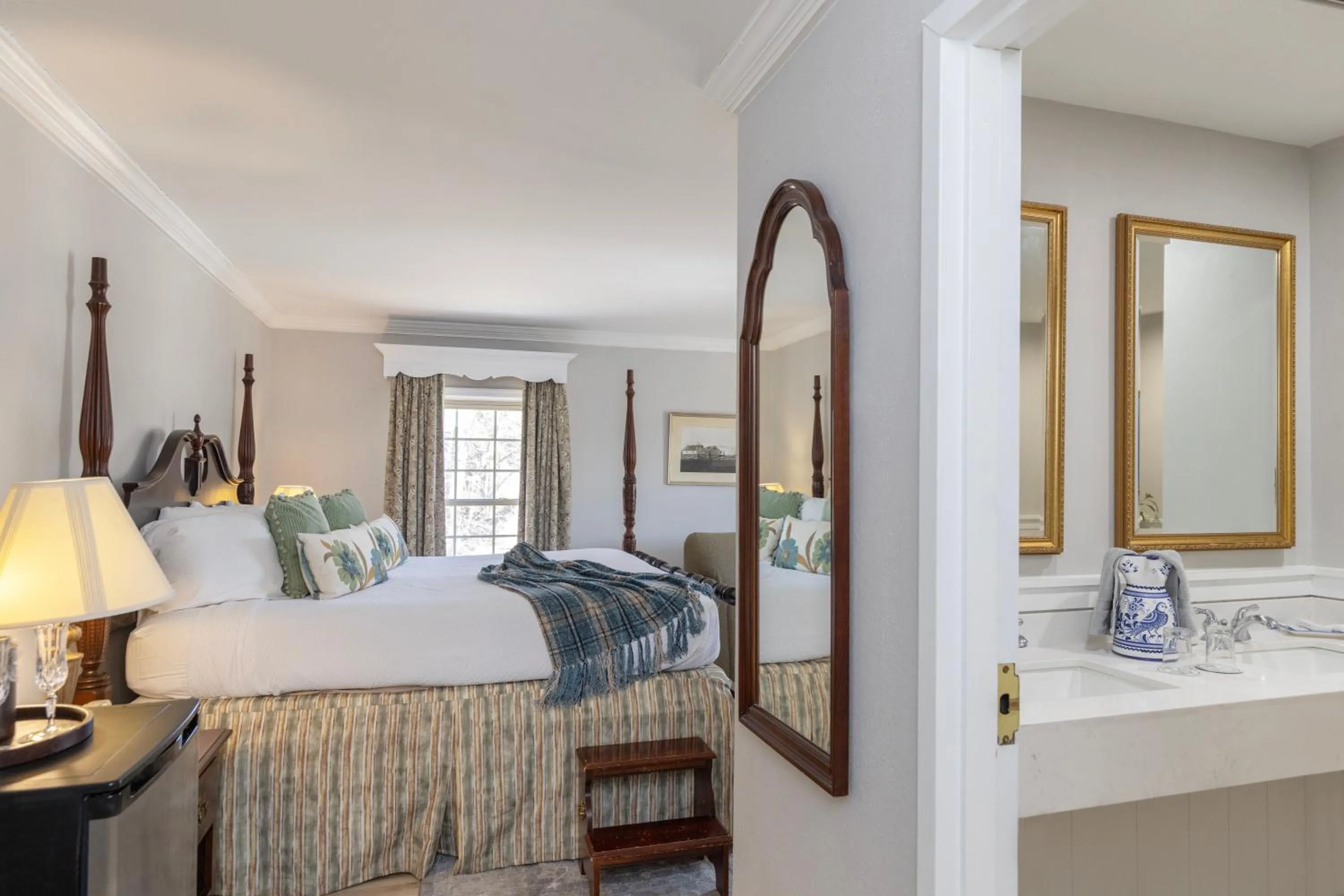 Photo of the whole room, Bed in Brandywine River Hotel