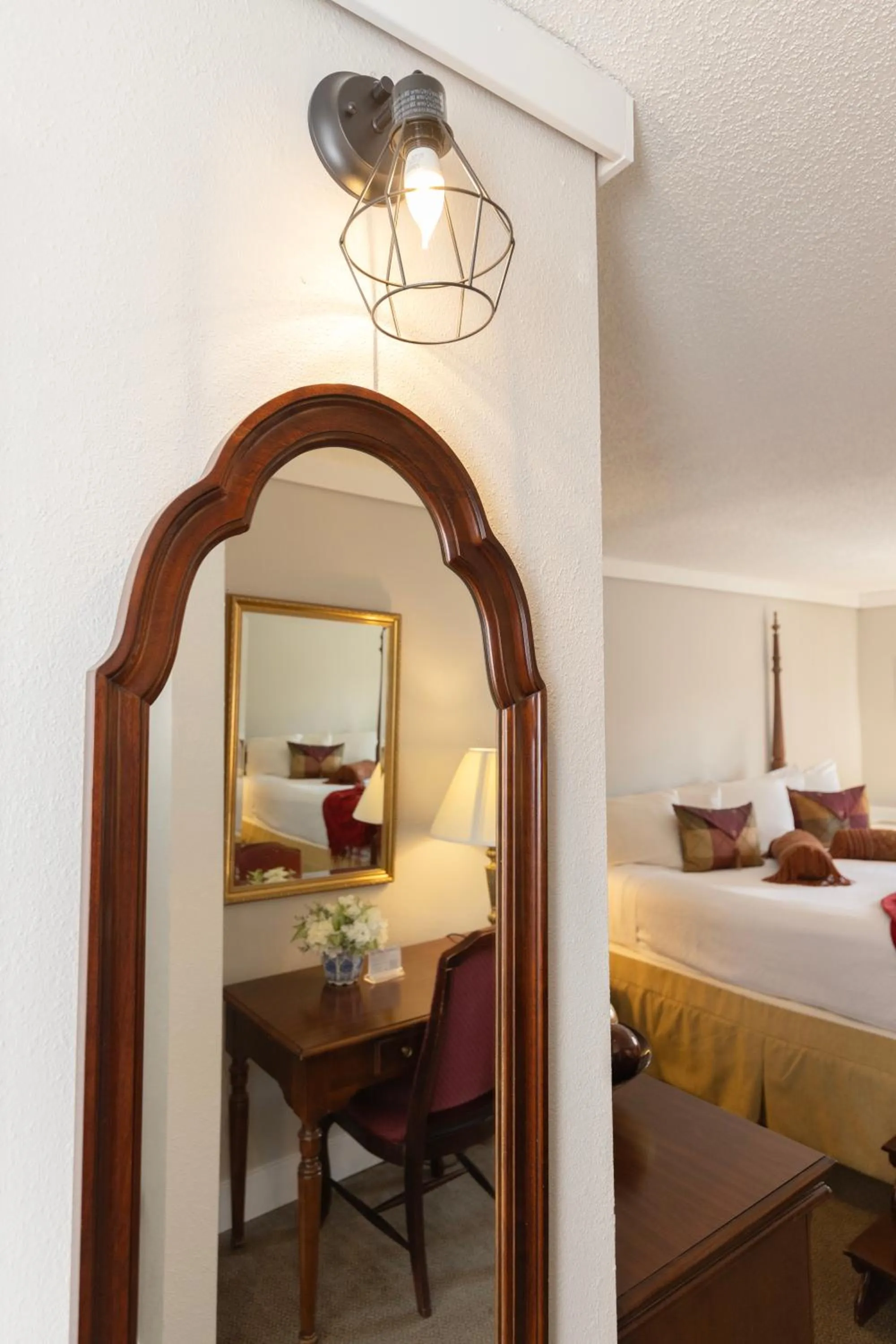 Living room, Bed in Brandywine River Hotel