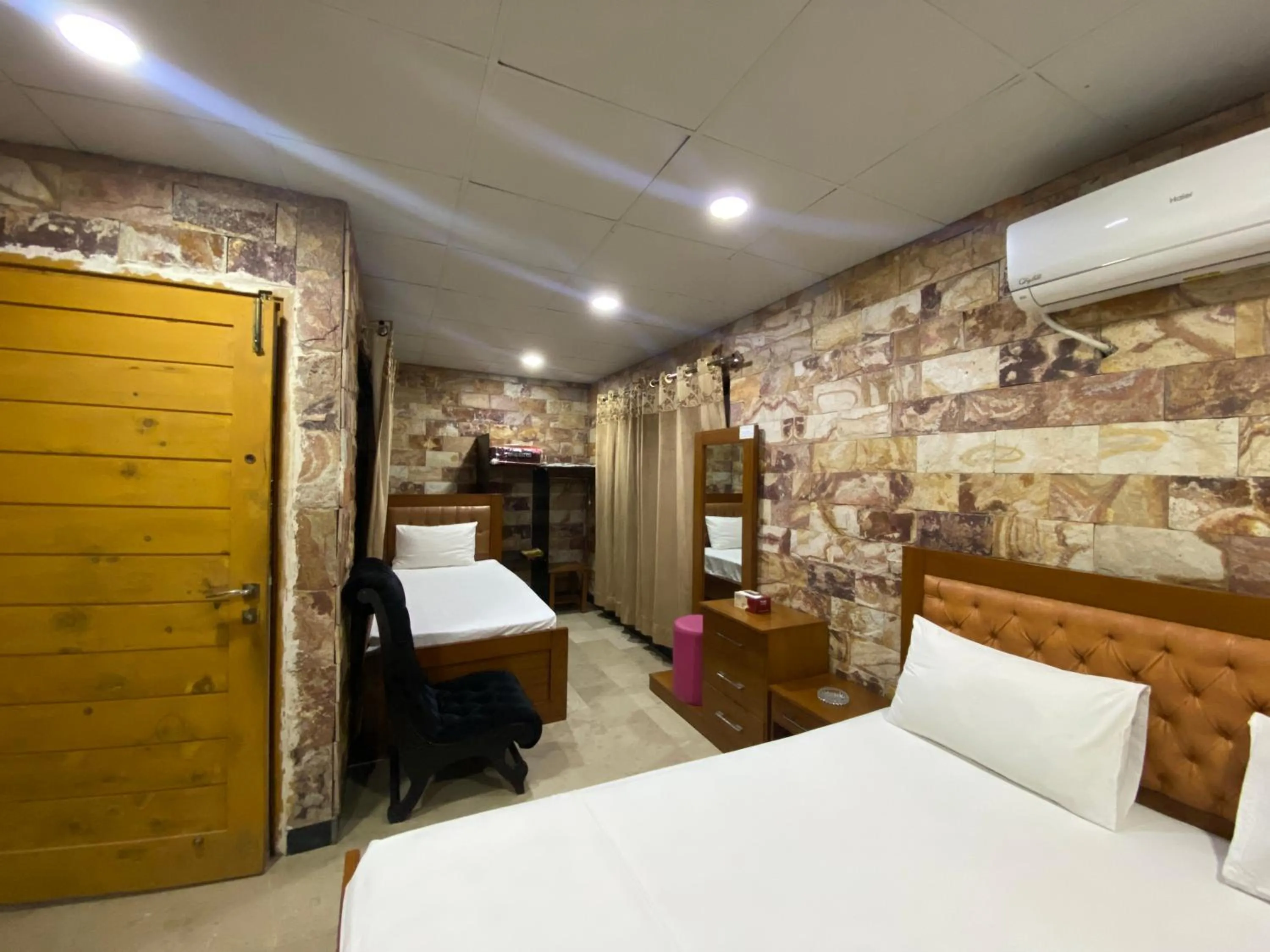 Bed in Hotel Vista Inn DHA