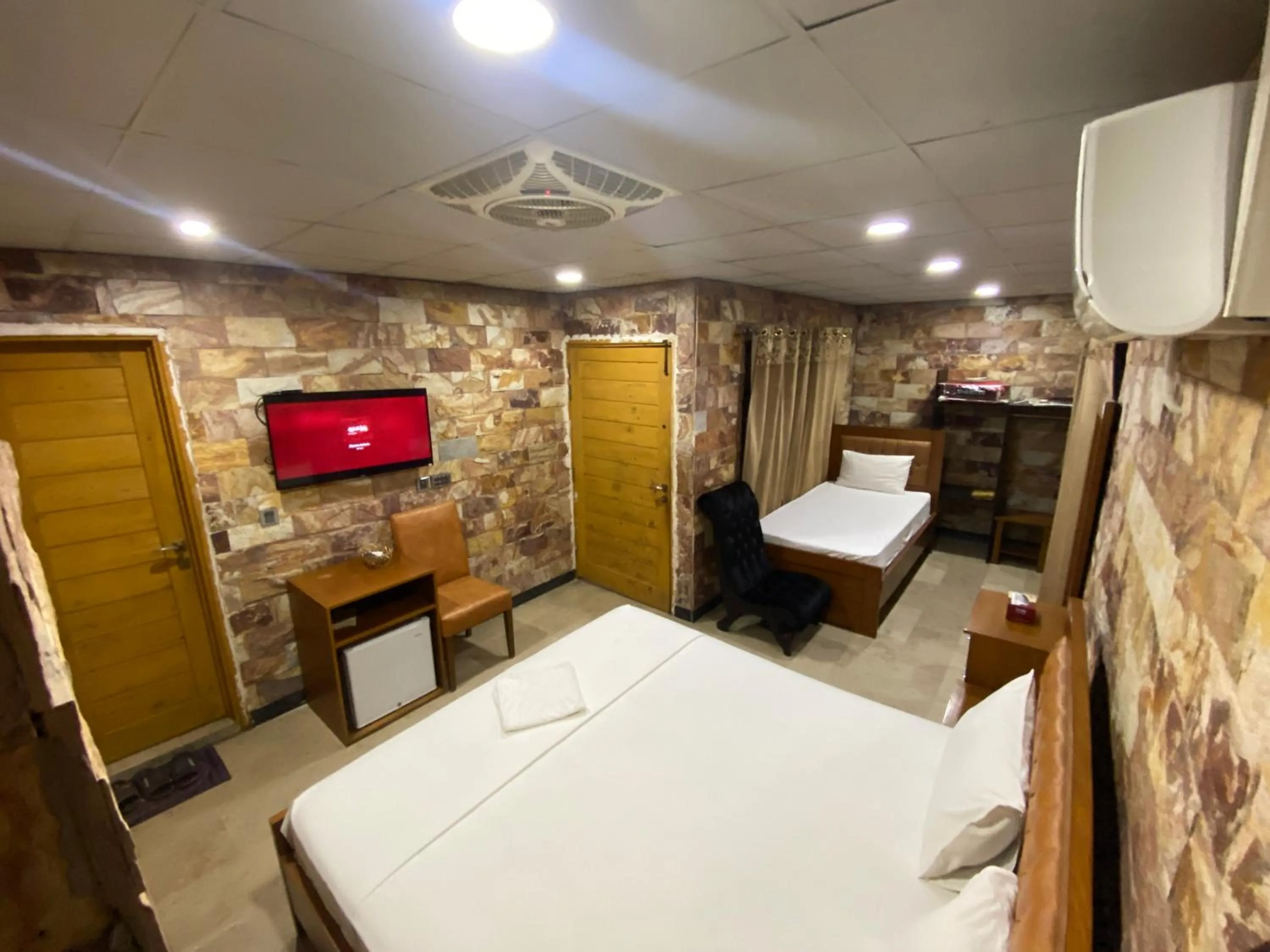 Communal lounge/ TV room, Bed in Hotel Vista Inn DHA