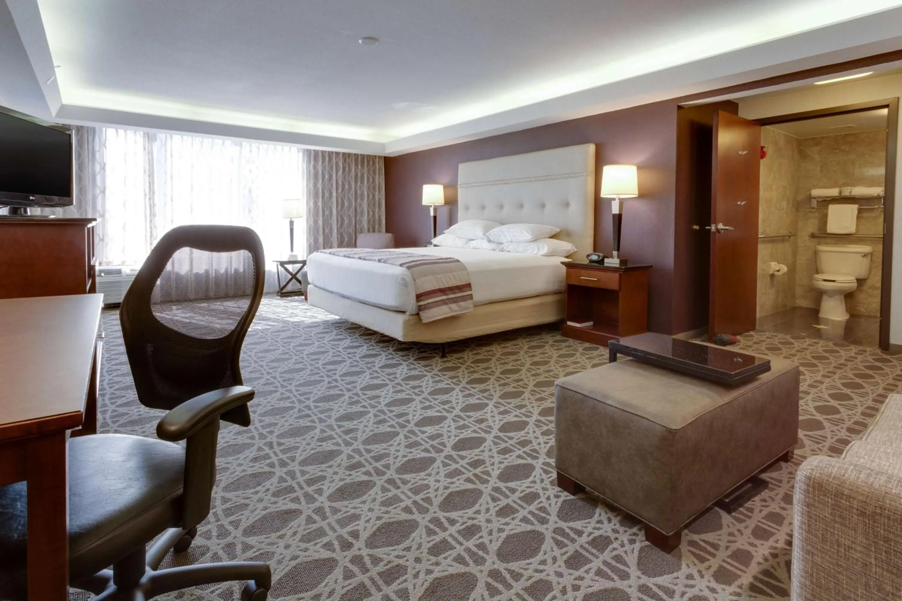 Photo of the whole room, Bed in Drury Inn & Suites Overland Park