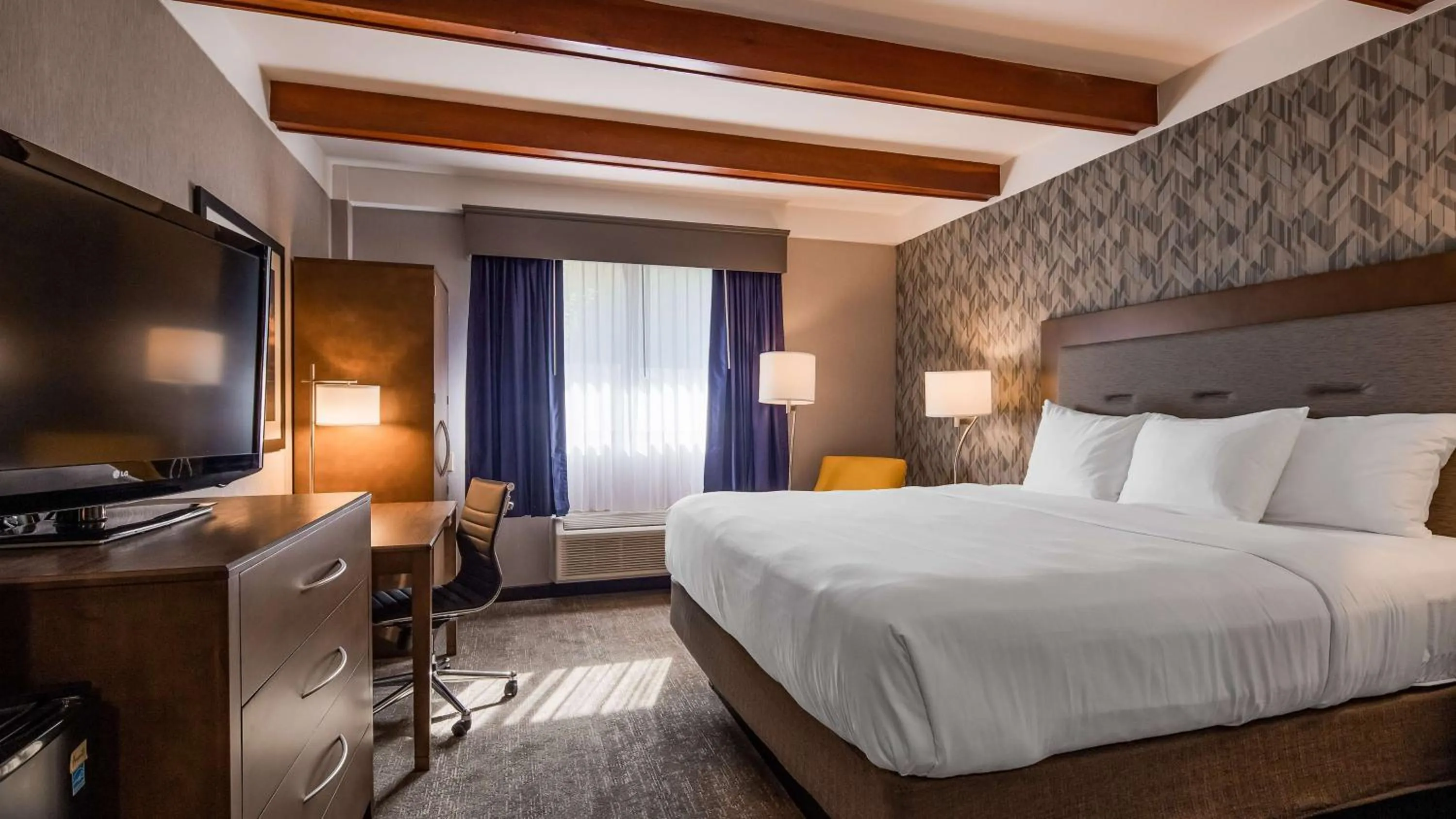 Photo of the whole room, Bed in Best Western Plus Portsmouth Hotel & Suites