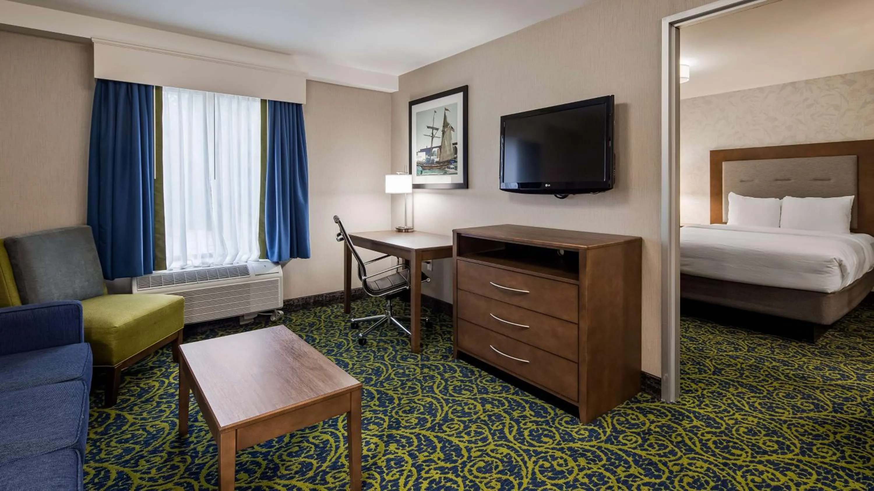 Photo of the whole room, Bed in Best Western Plus Portsmouth Hotel & Suites