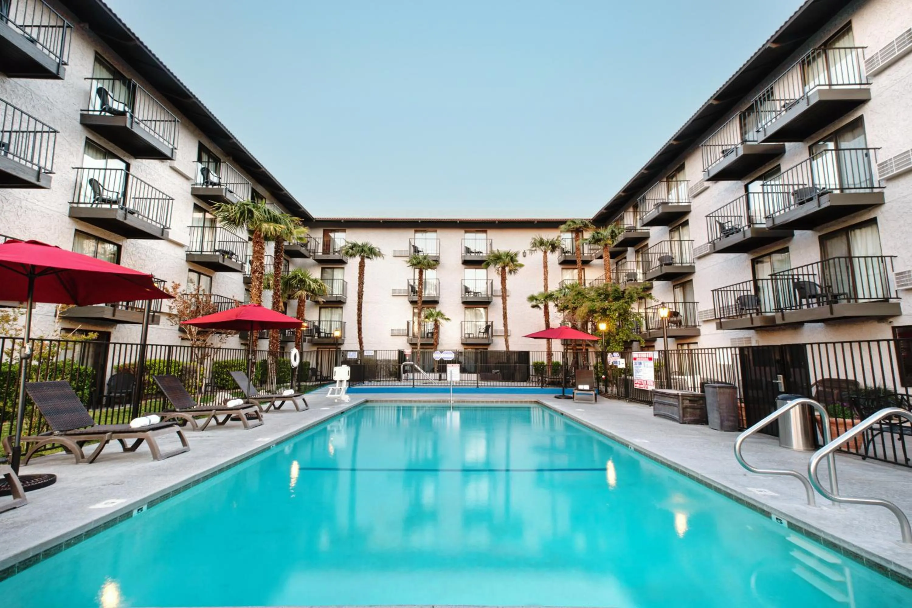 Swimming pool in Oxnard Inn Lancaster