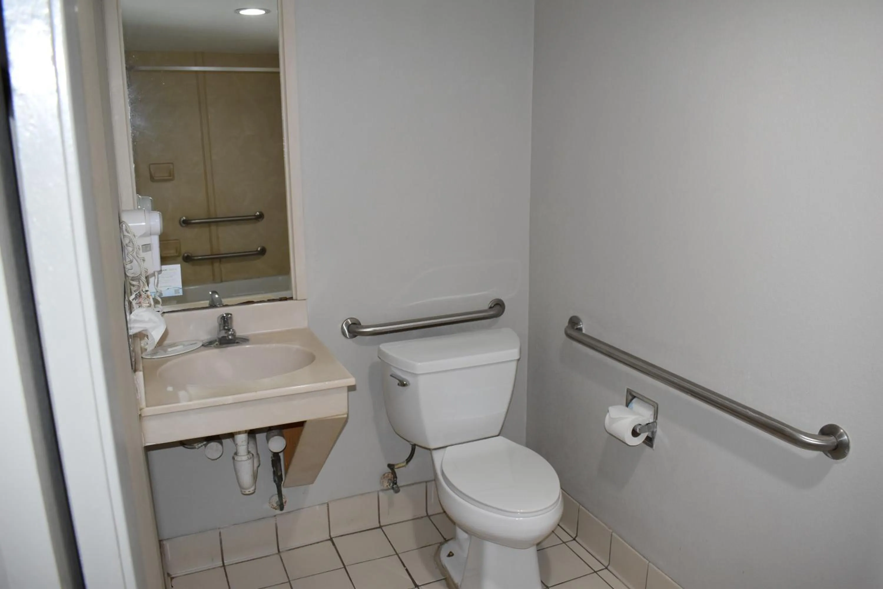 Bathroom in Days Inn by Wyndham Nacogdoches/SFA University/Downtown