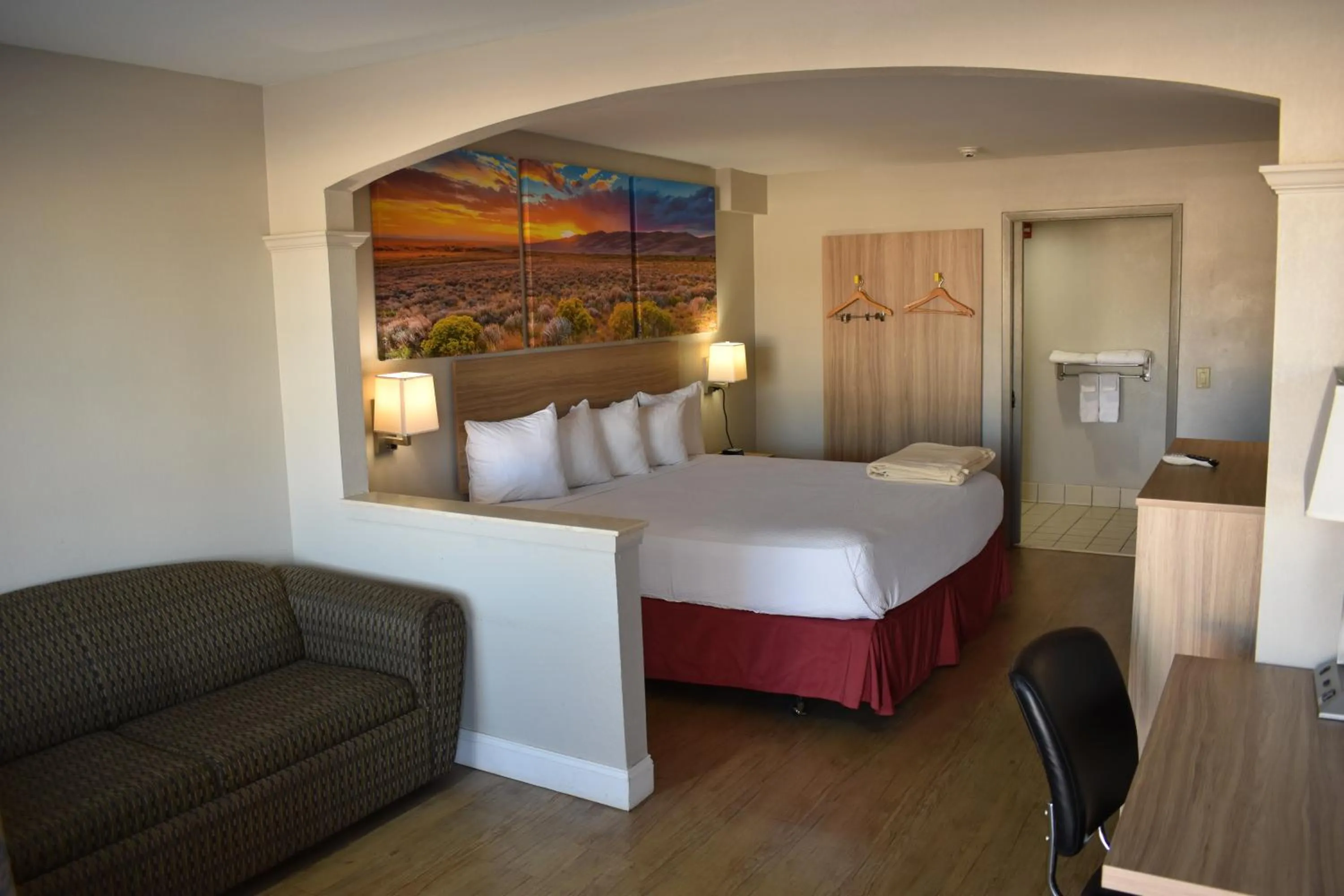 Photo of the whole room, Bed in Days Inn by Wyndham Nacogdoches/SFA University/Downtown