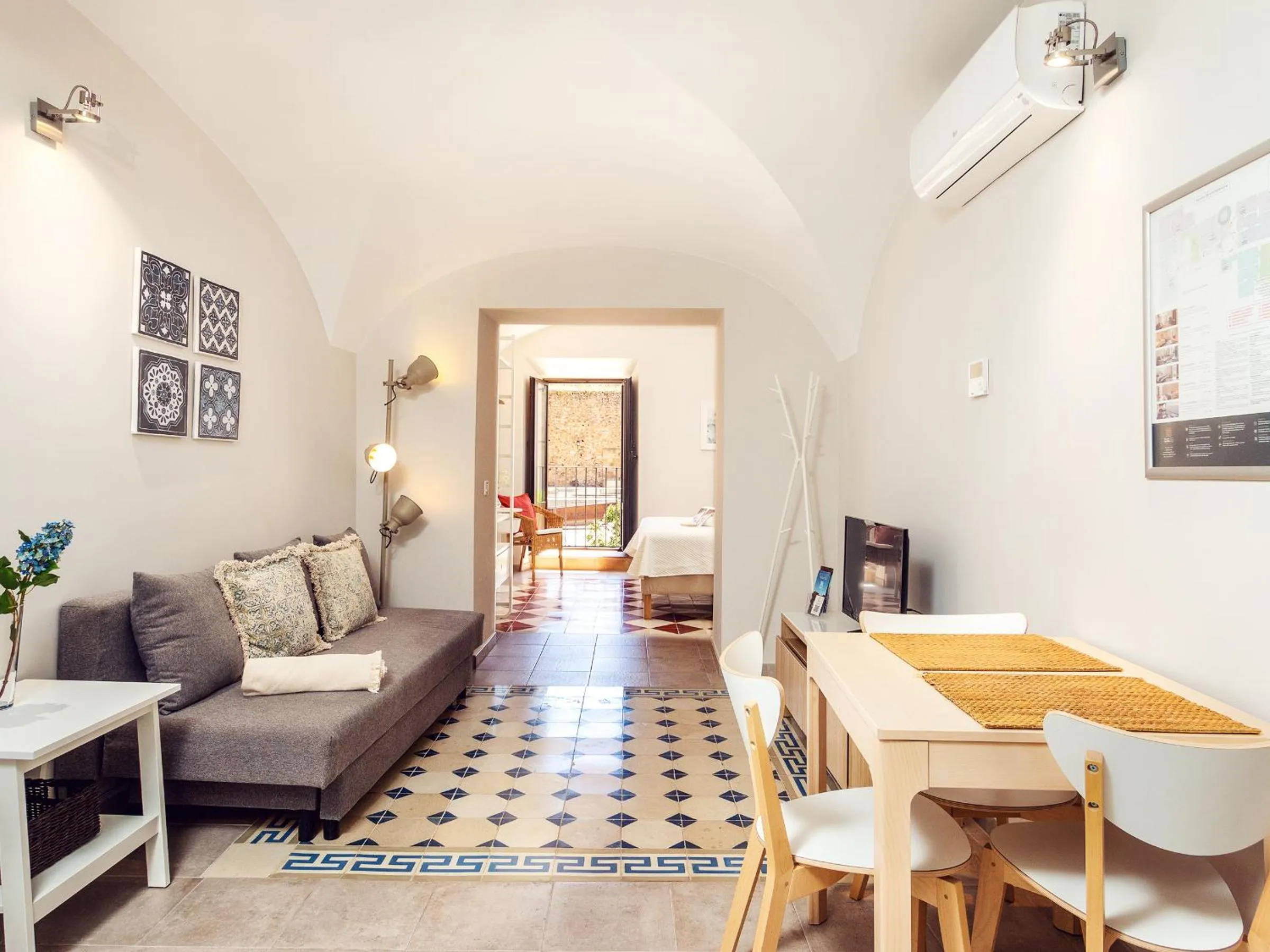 TV and multimedia in Apartamentos Plaza Mayor 35