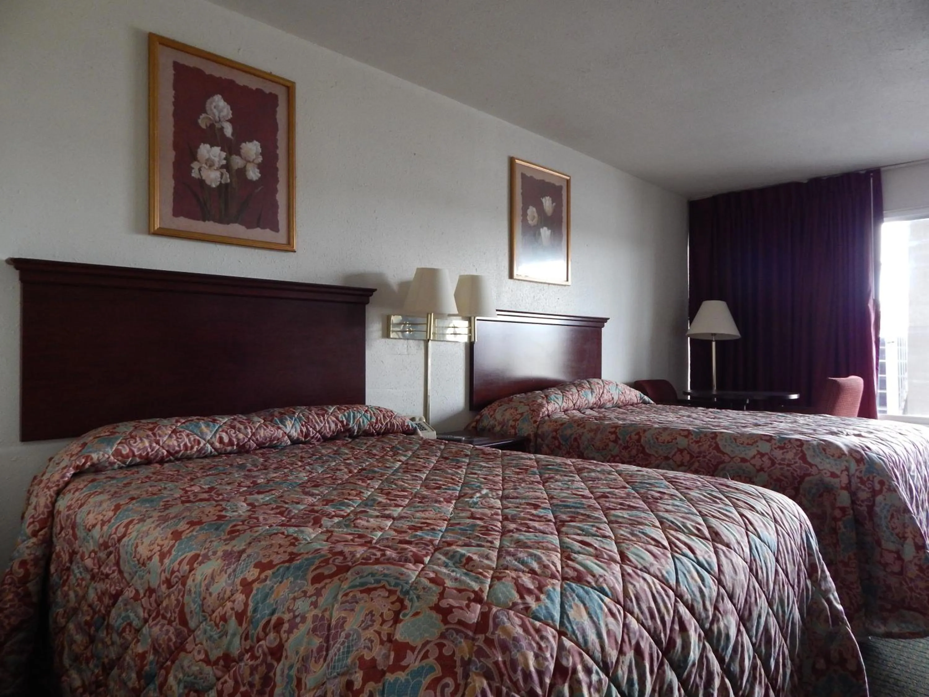 Bedroom, Bed in Knights Inn - Plant City