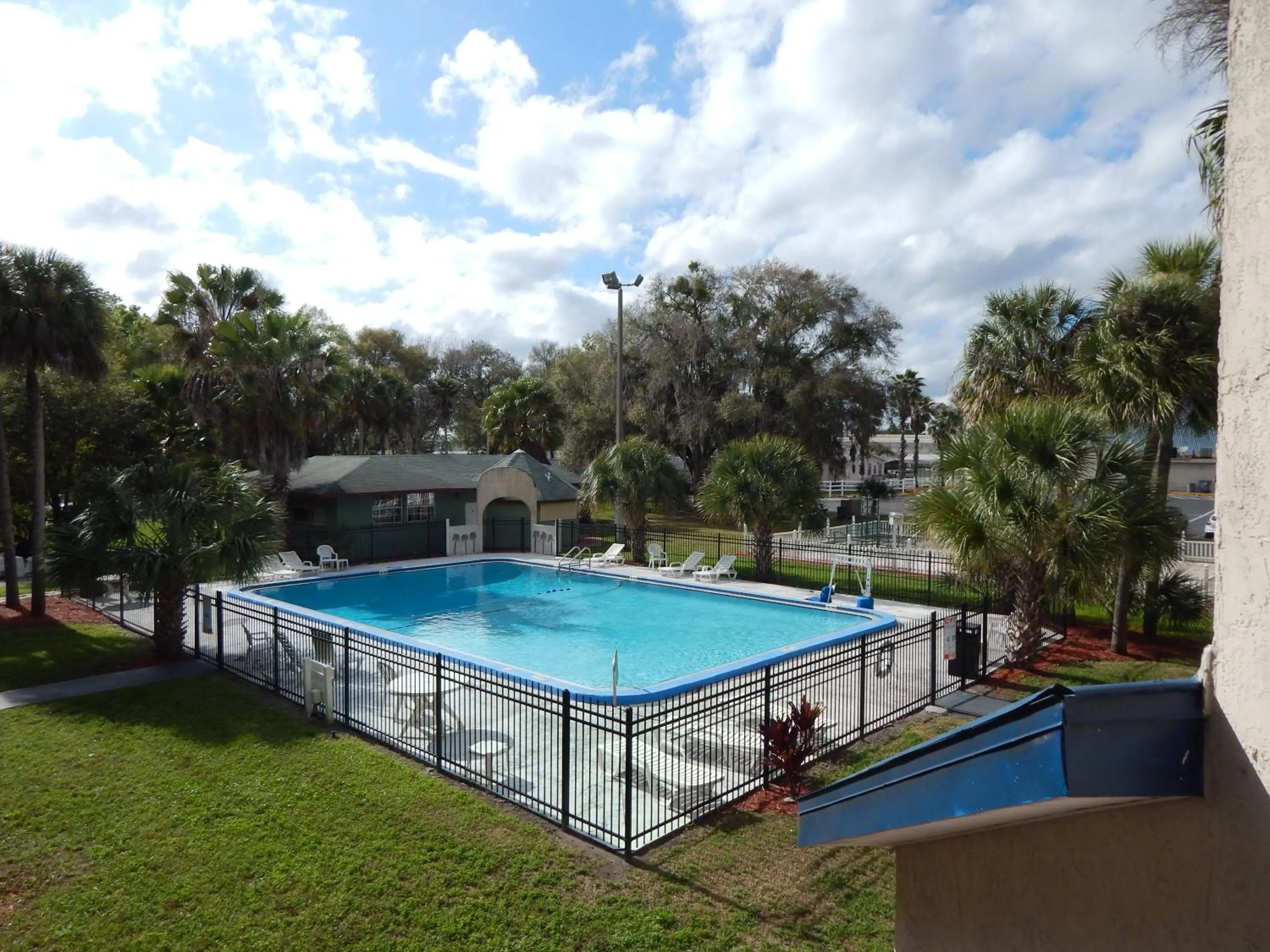 Swimming pool in Knights Inn - Plant City