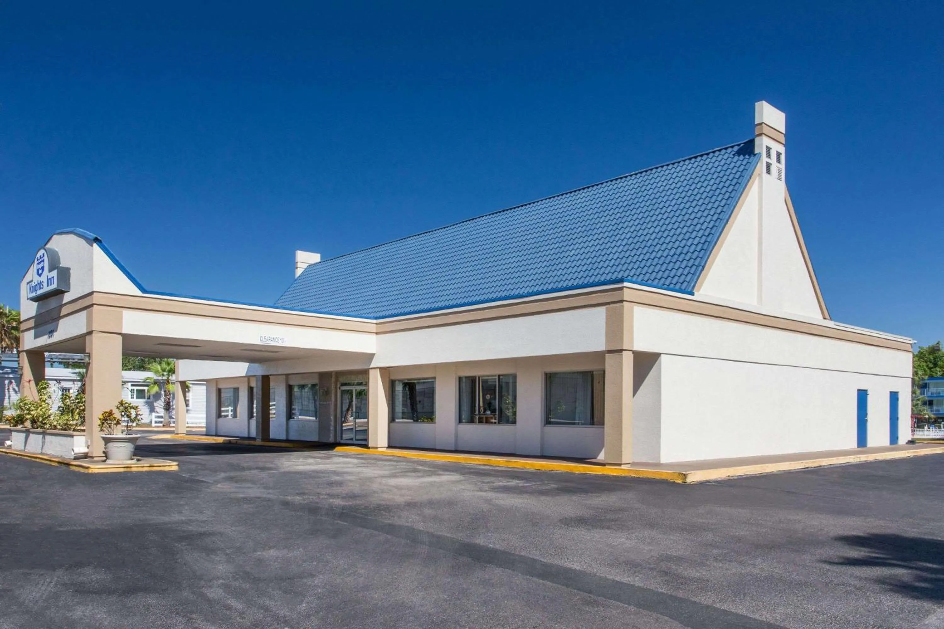 Property building in Knights Inn - Plant City