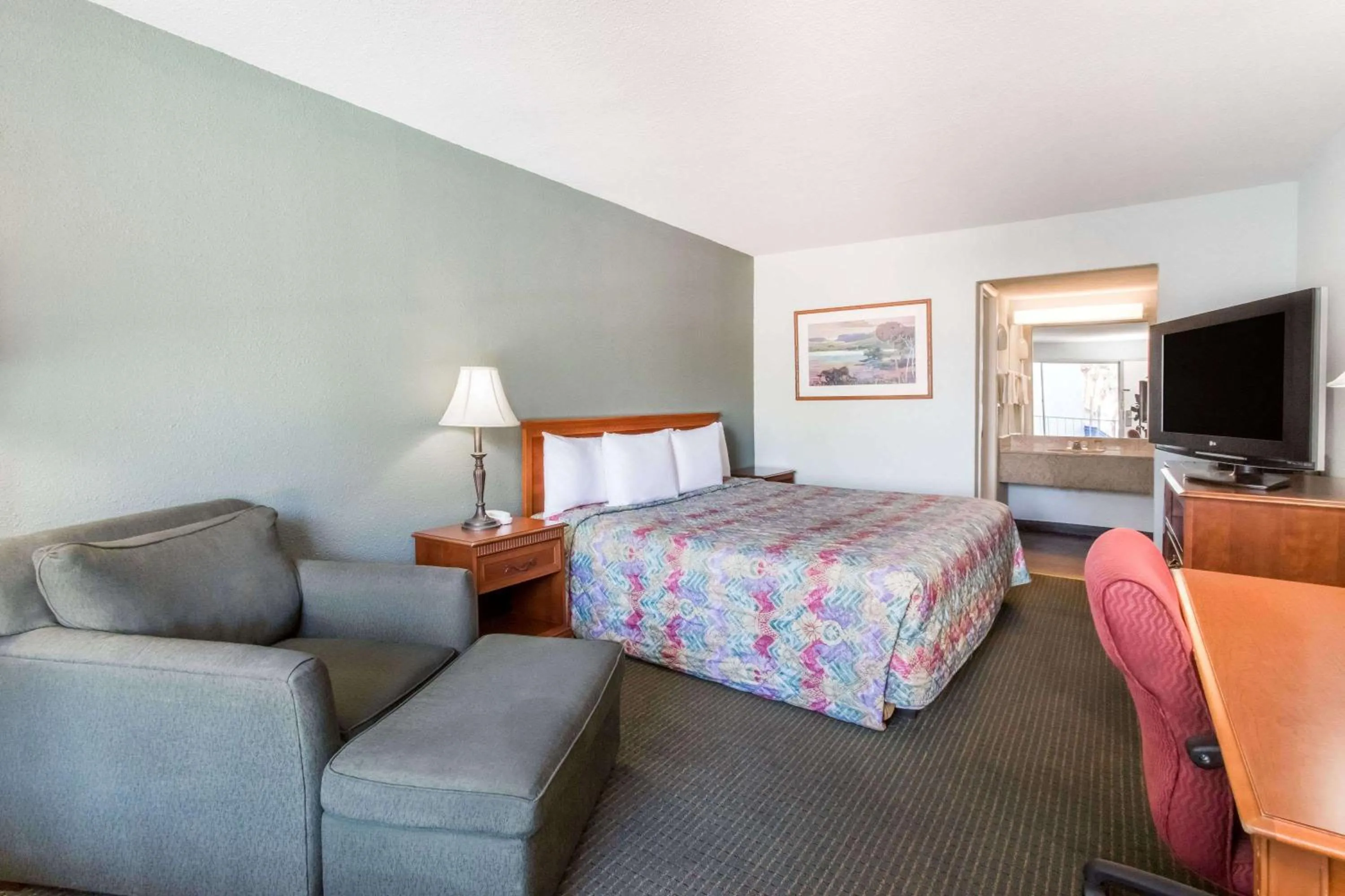 Photo of the whole room, Bed in Knights Inn - Plant City