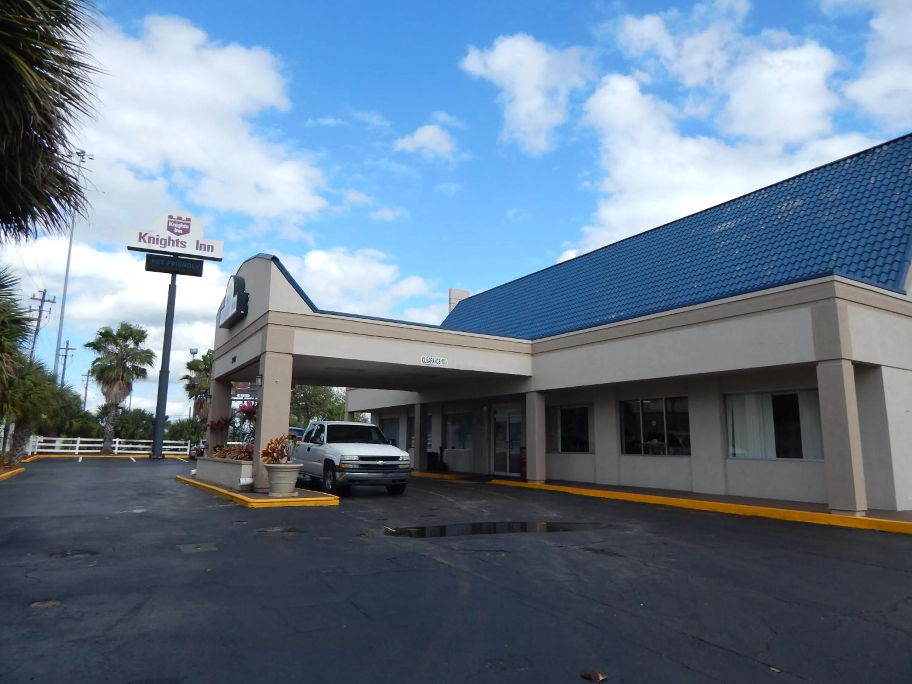 Property building in Knights Inn - Plant City
