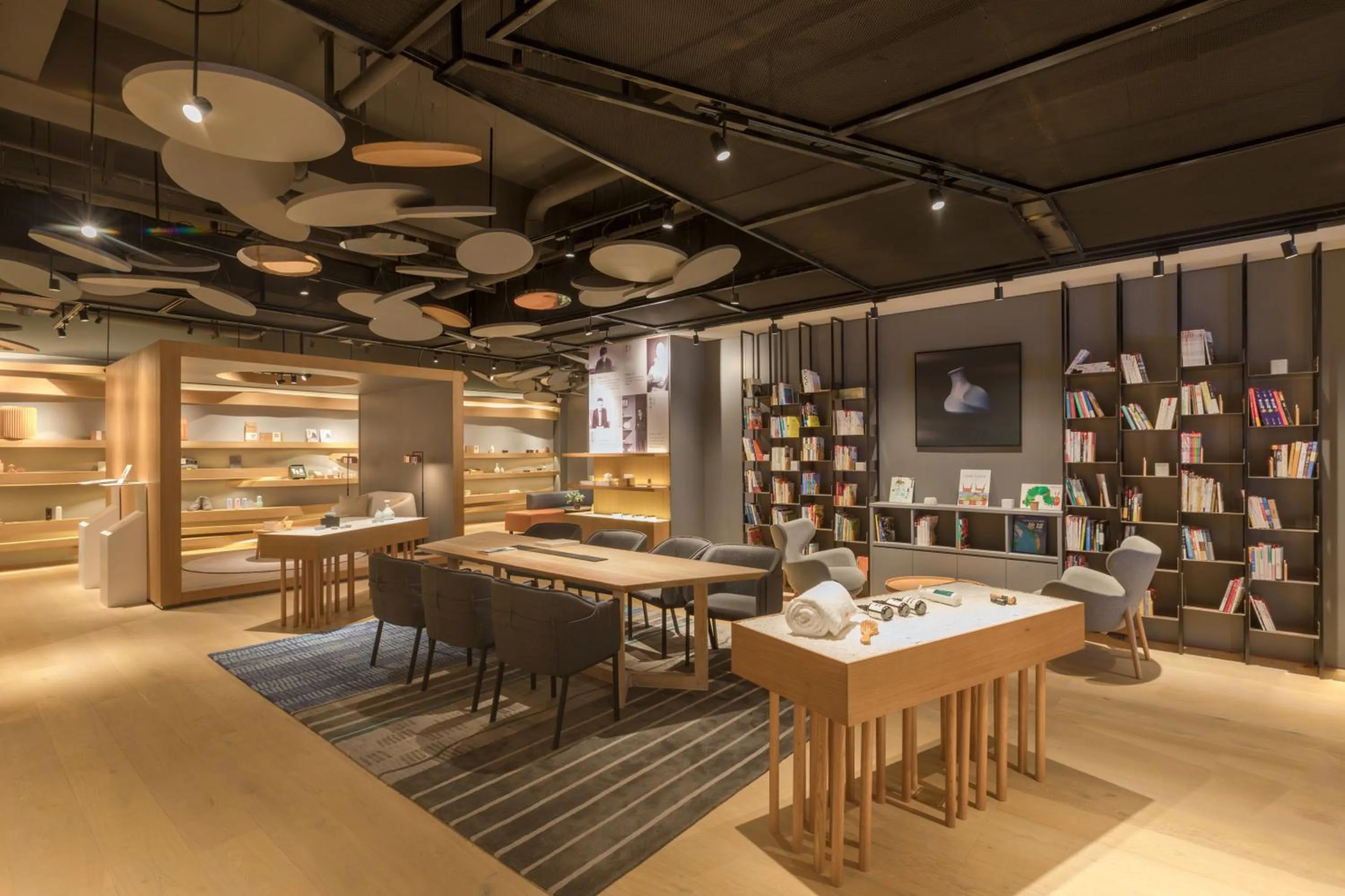 Seating area in Xi'an Bell Tower Atour S Wu Hotel