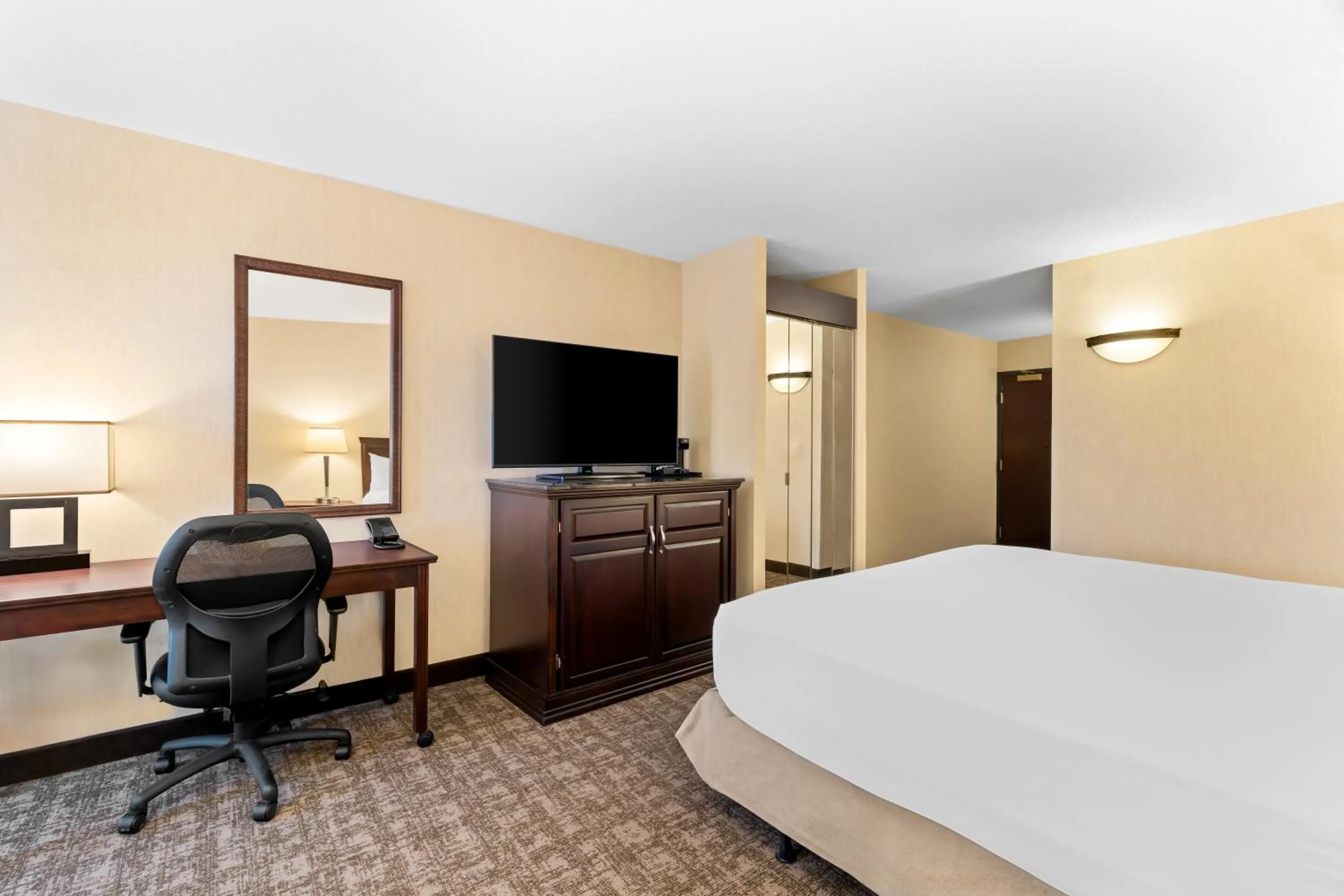 Bed in Prado Hotel by Choice Hotels