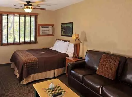 Photo of the whole room, Bed in Boarders Inn & Suites by Cobblestone Hotels in Waukon