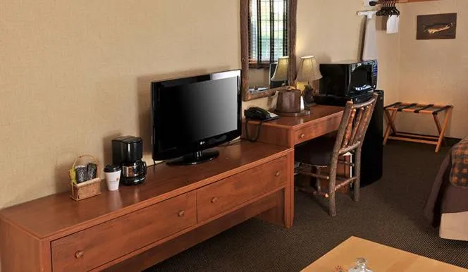 TV and multimedia in Boarders Inn & Suites by Cobblestone Hotels in Waukon