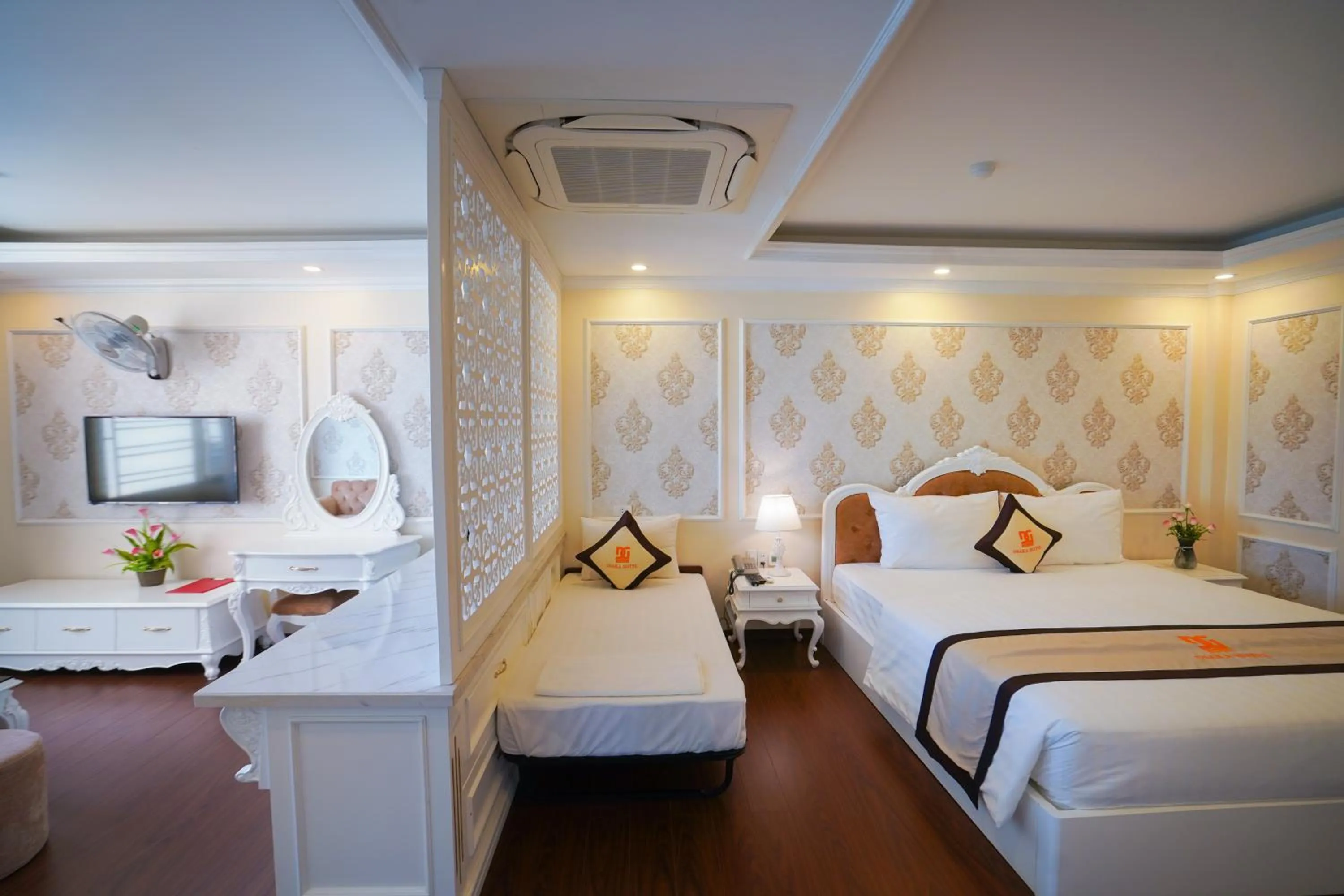 Bedroom in Osaka Ha Long Hotel