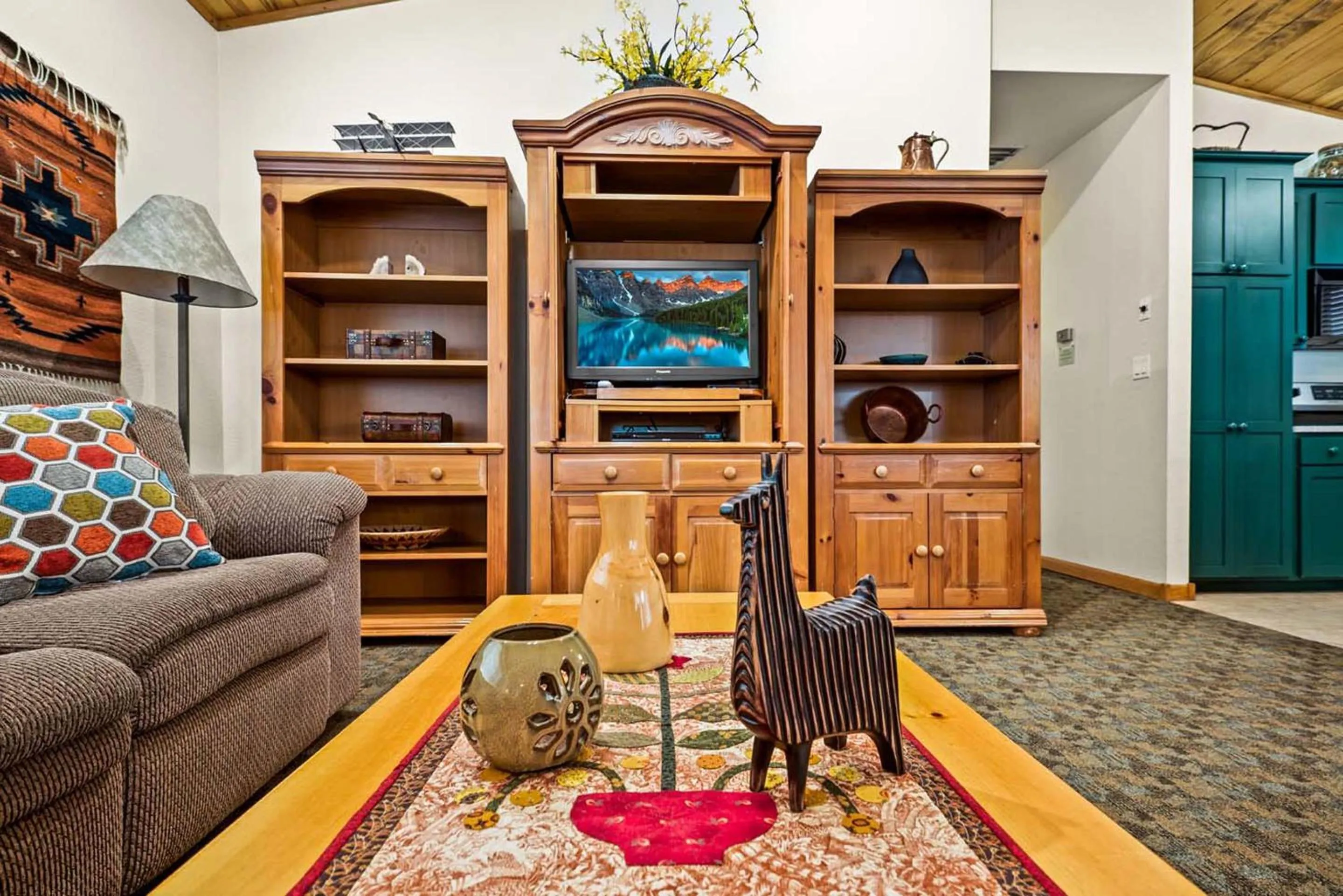 Living room in Box Canyon Lodge and Hot Springs