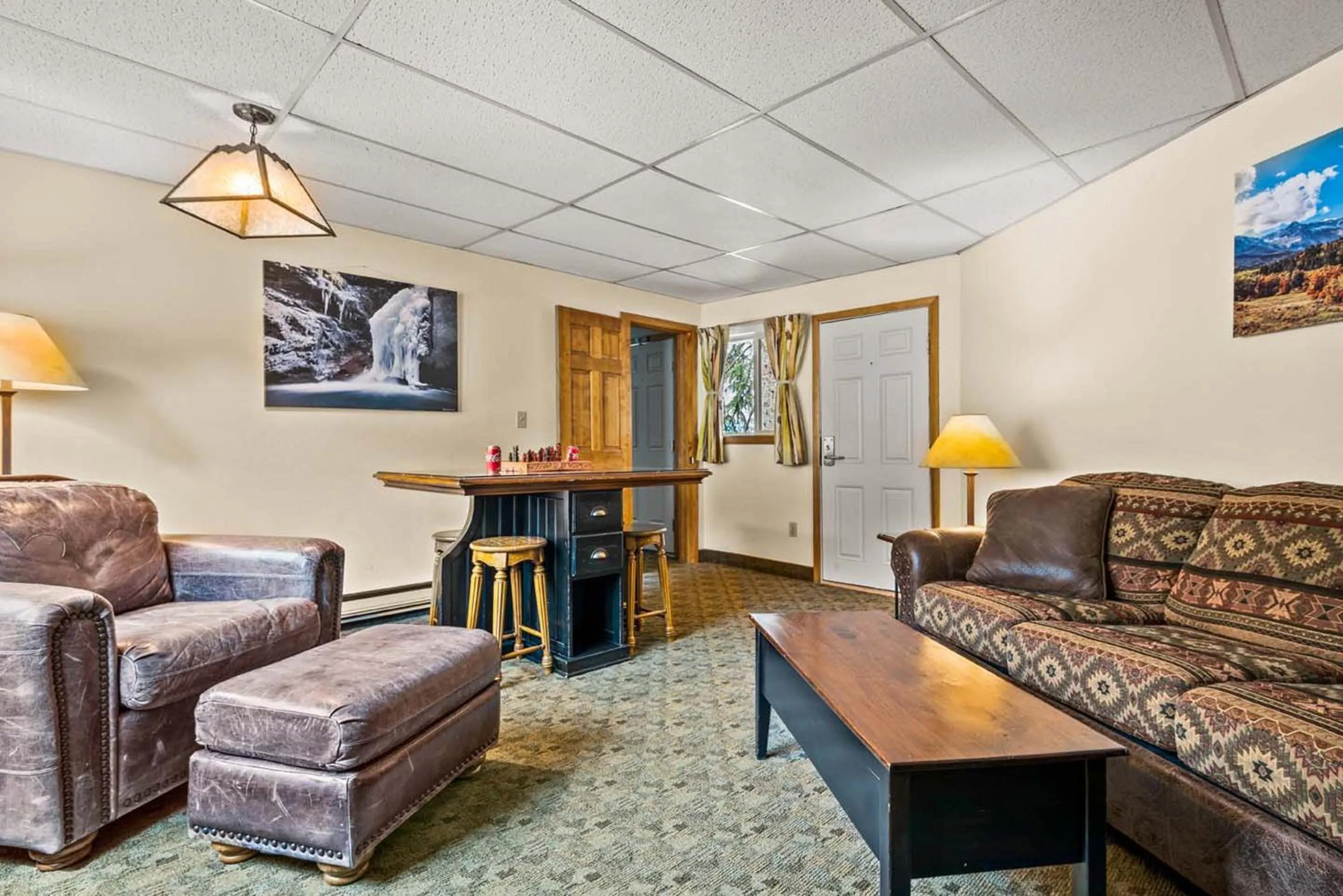 Living room in Box Canyon Lodge and Hot Springs