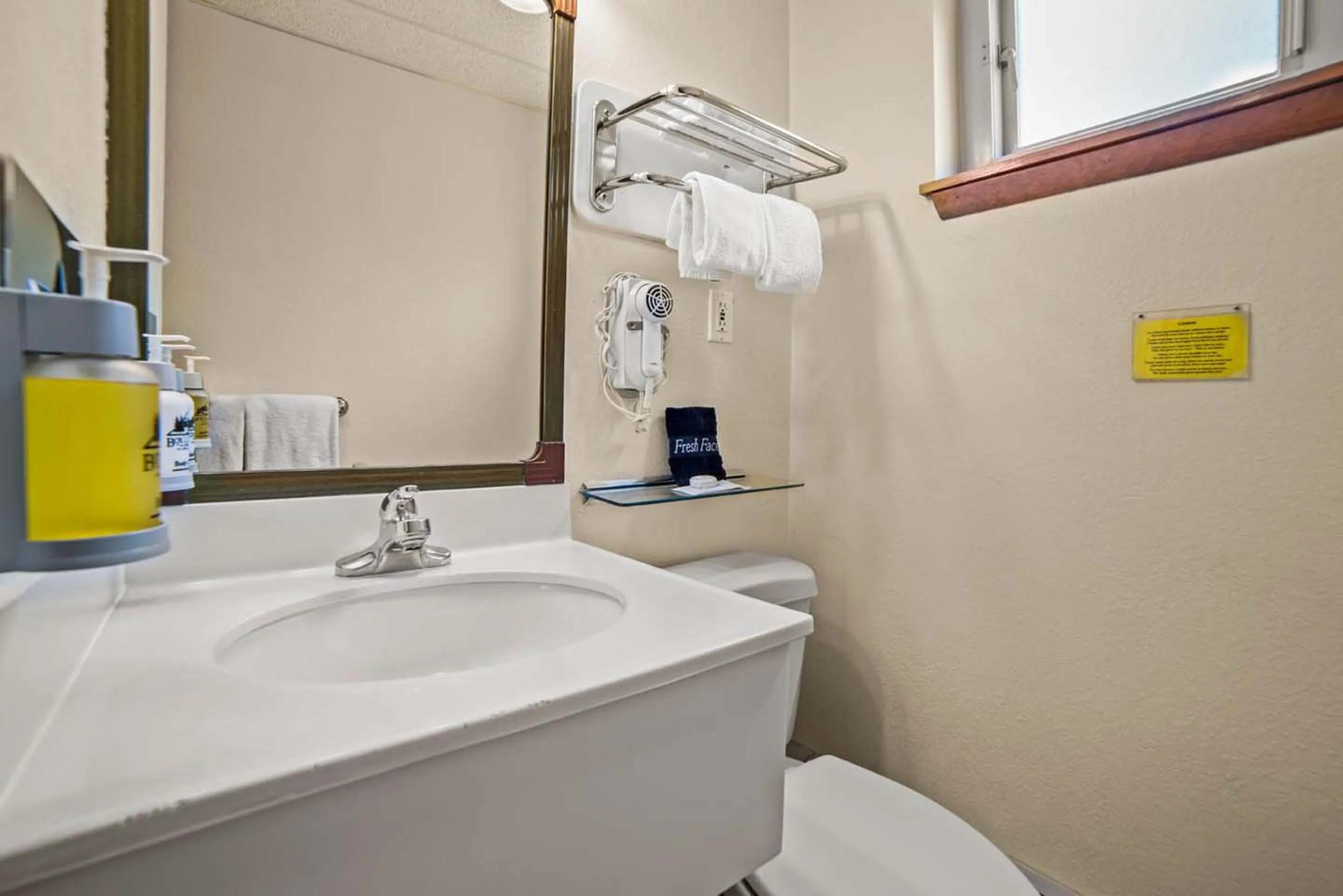Bathroom in Box Canyon Lodge and Hot Springs
