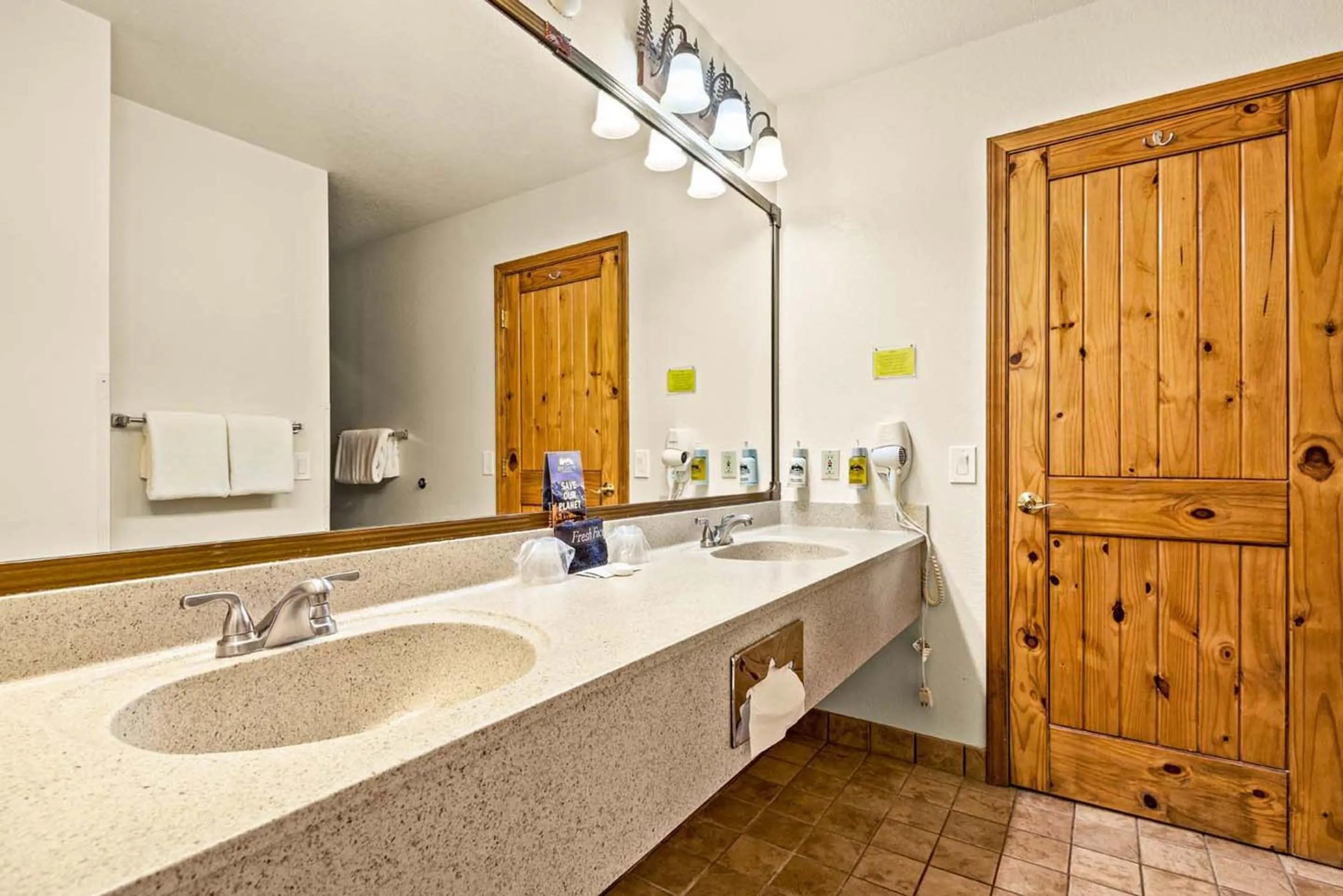 Bathroom in Box Canyon Lodge and Hot Springs