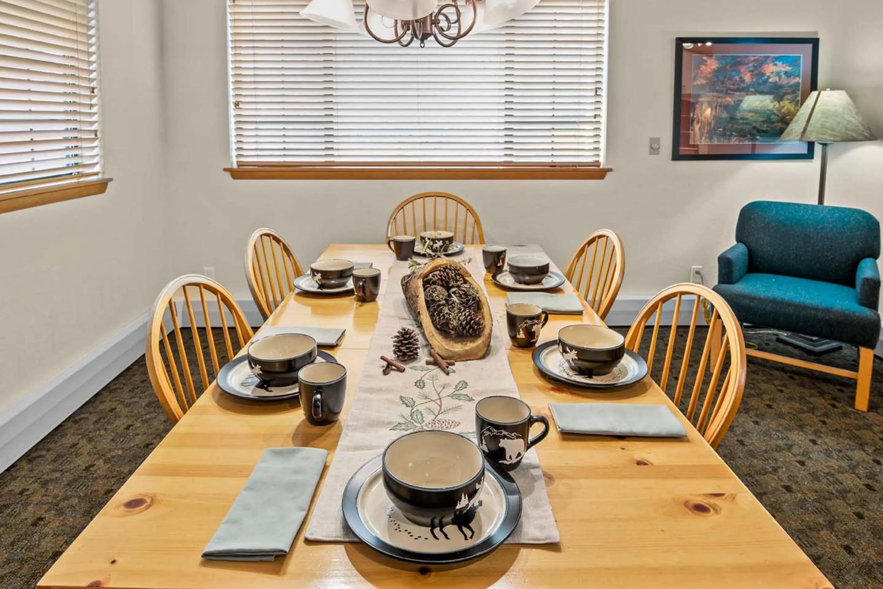 Dining area in Box Canyon Lodge and Hot Springs