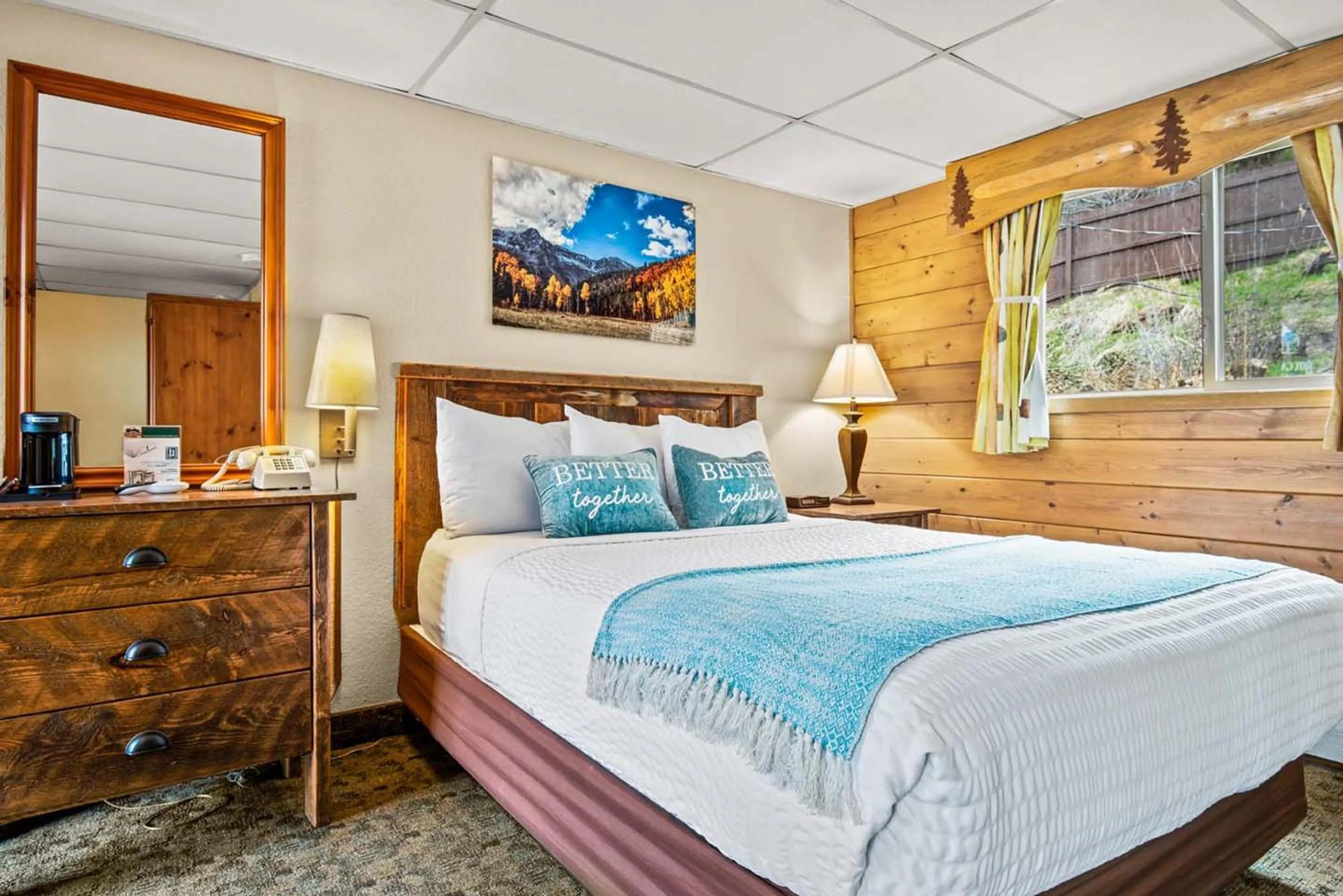 Bedroom, Bed in Box Canyon Lodge and Hot Springs