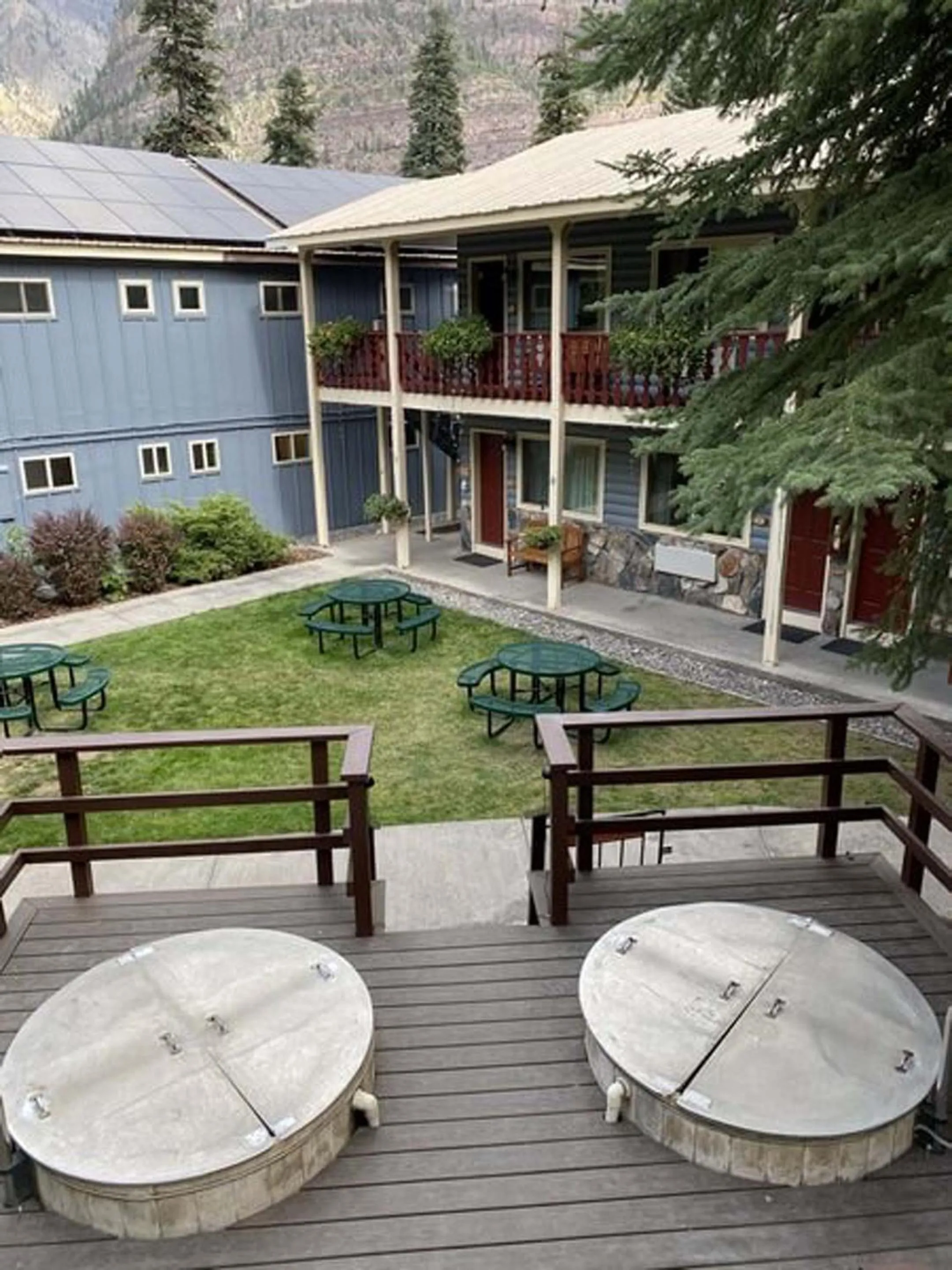 Patio in Box Canyon Lodge and Hot Springs