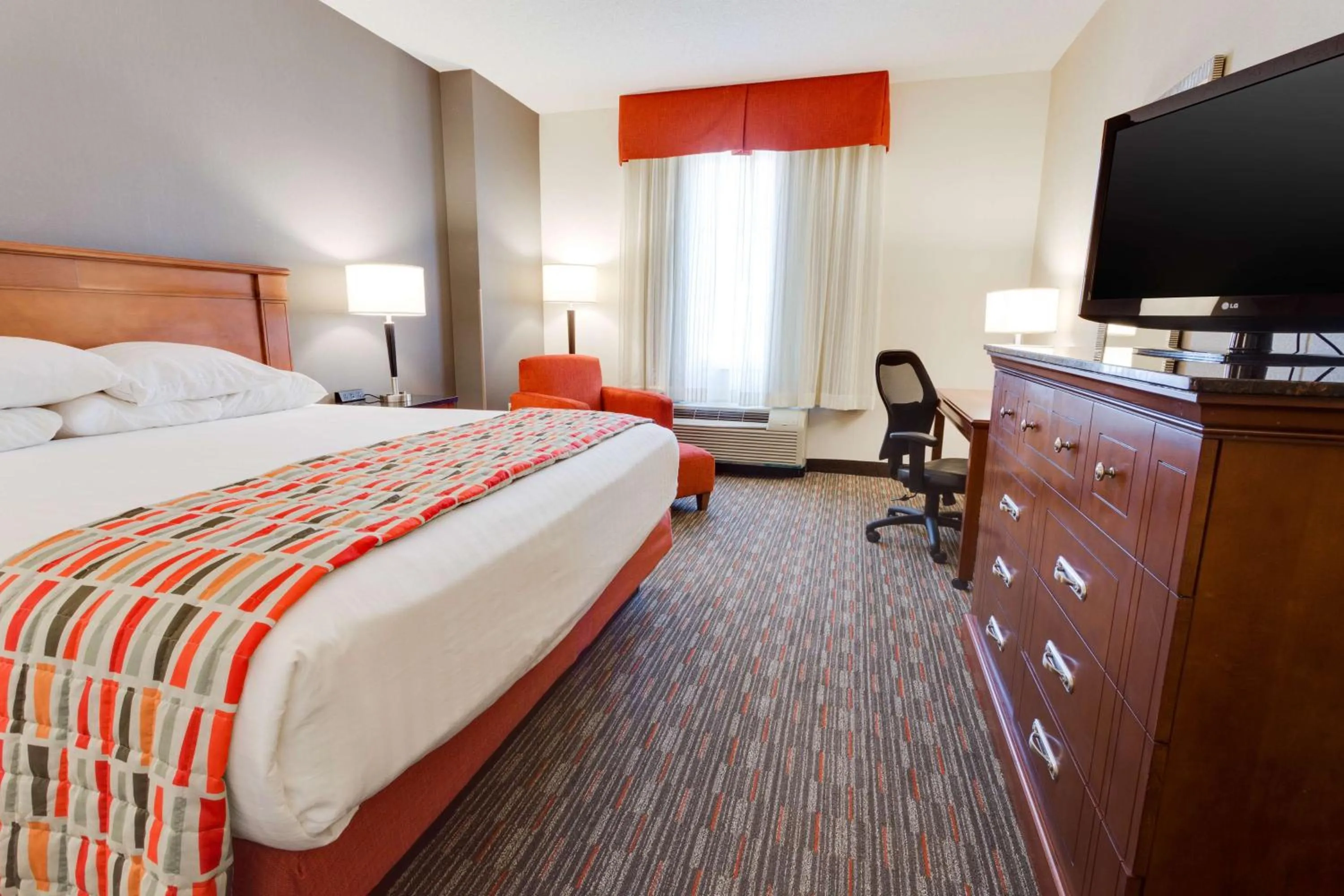 Photo of the whole room, Bed in Drury Inn & Suites Greenville