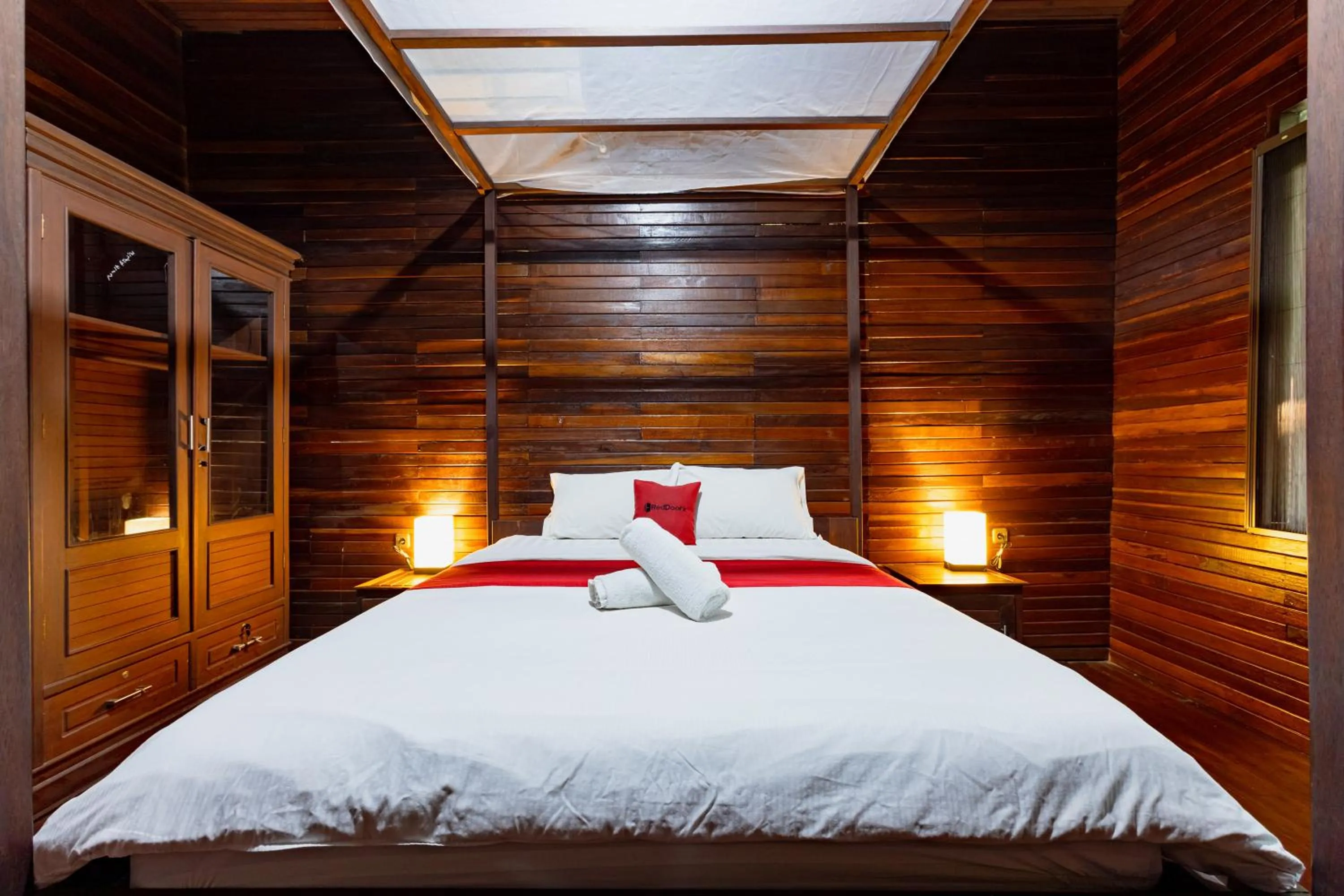 Bedroom, Bed in RedDoorz Resort @ Taman Wisata Mangrove