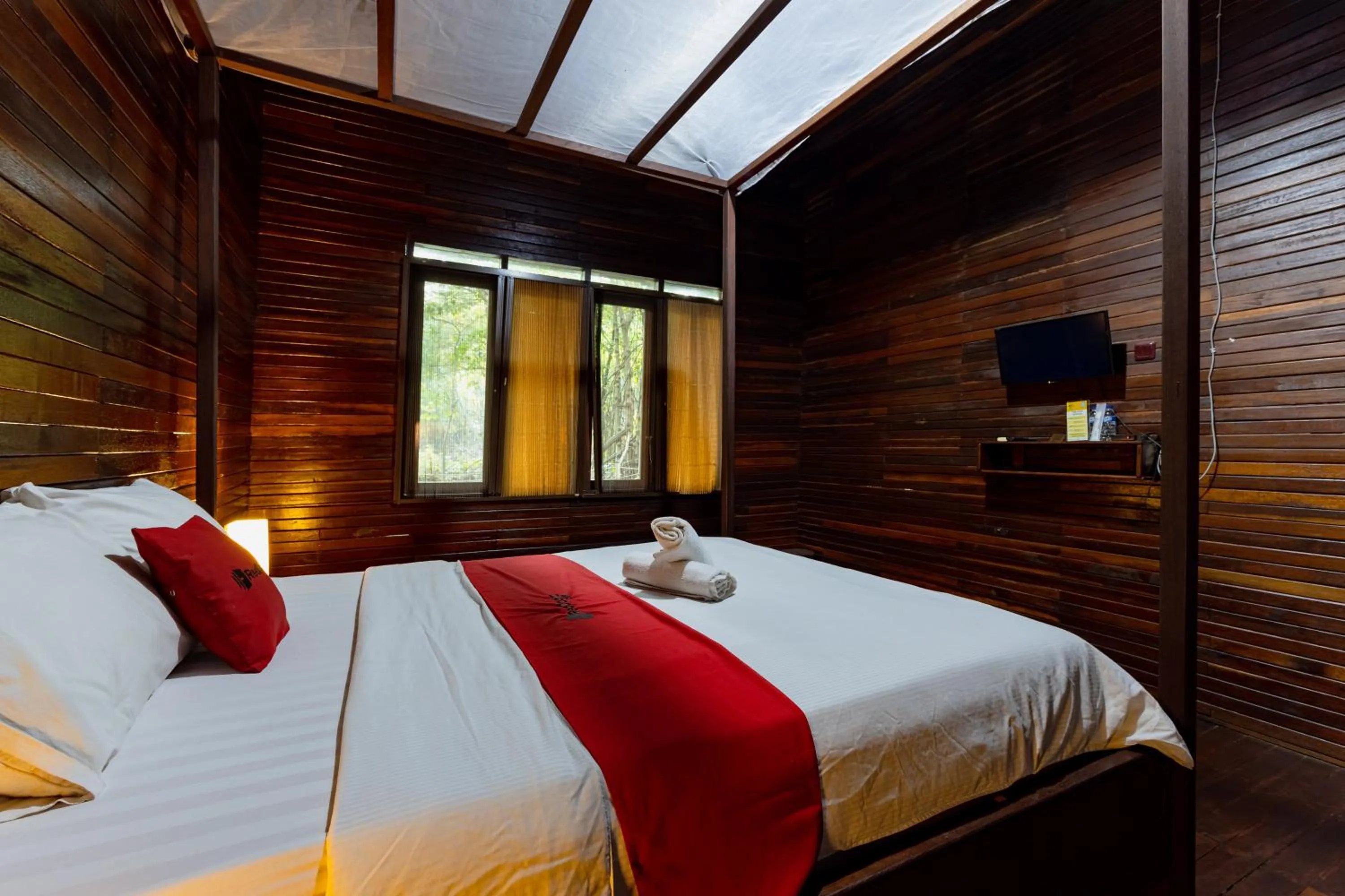 Bedroom, Bed in RedDoorz Resort @ Taman Wisata Mangrove