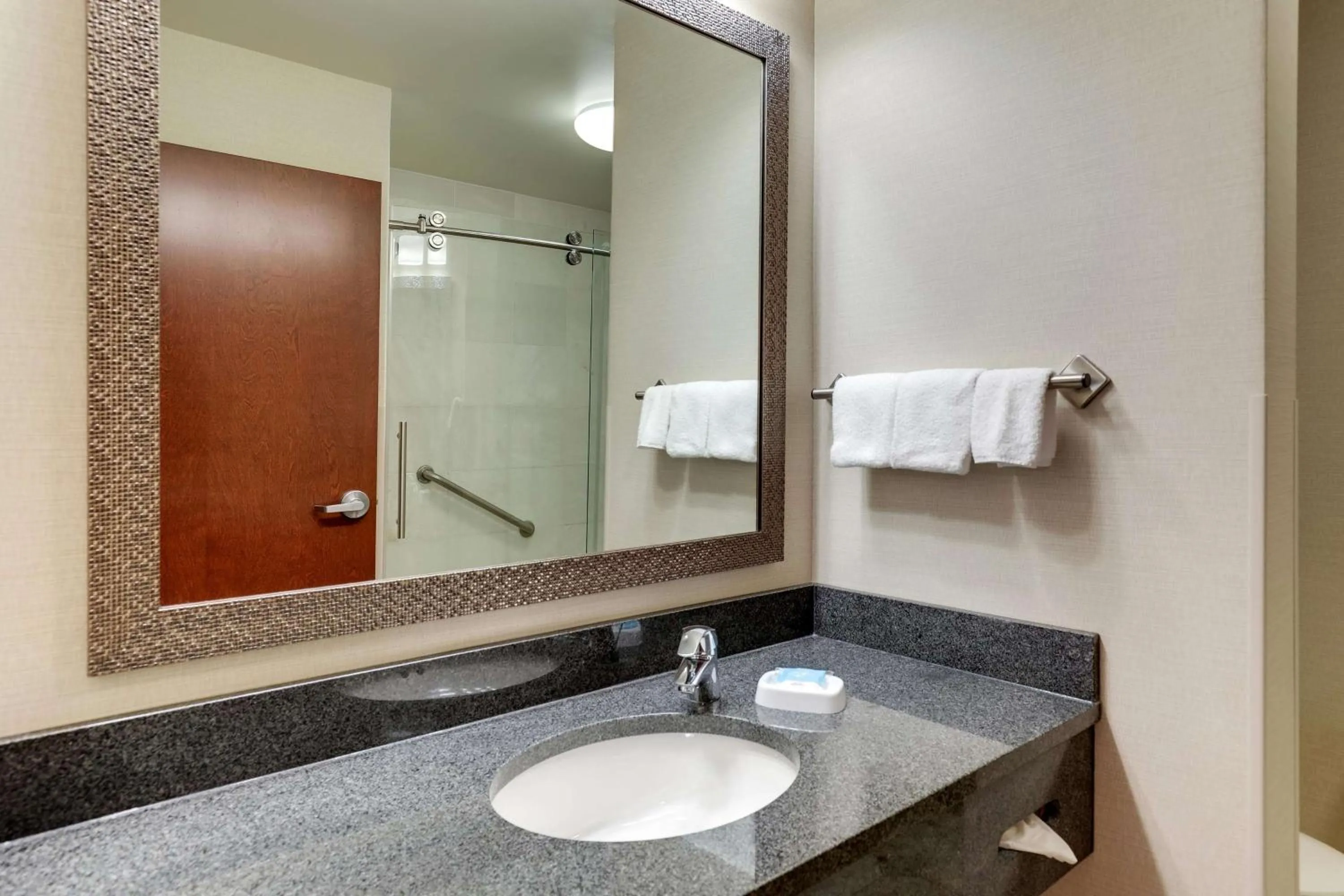 Bathroom in Drury Inn & Suites Independence Kansas City