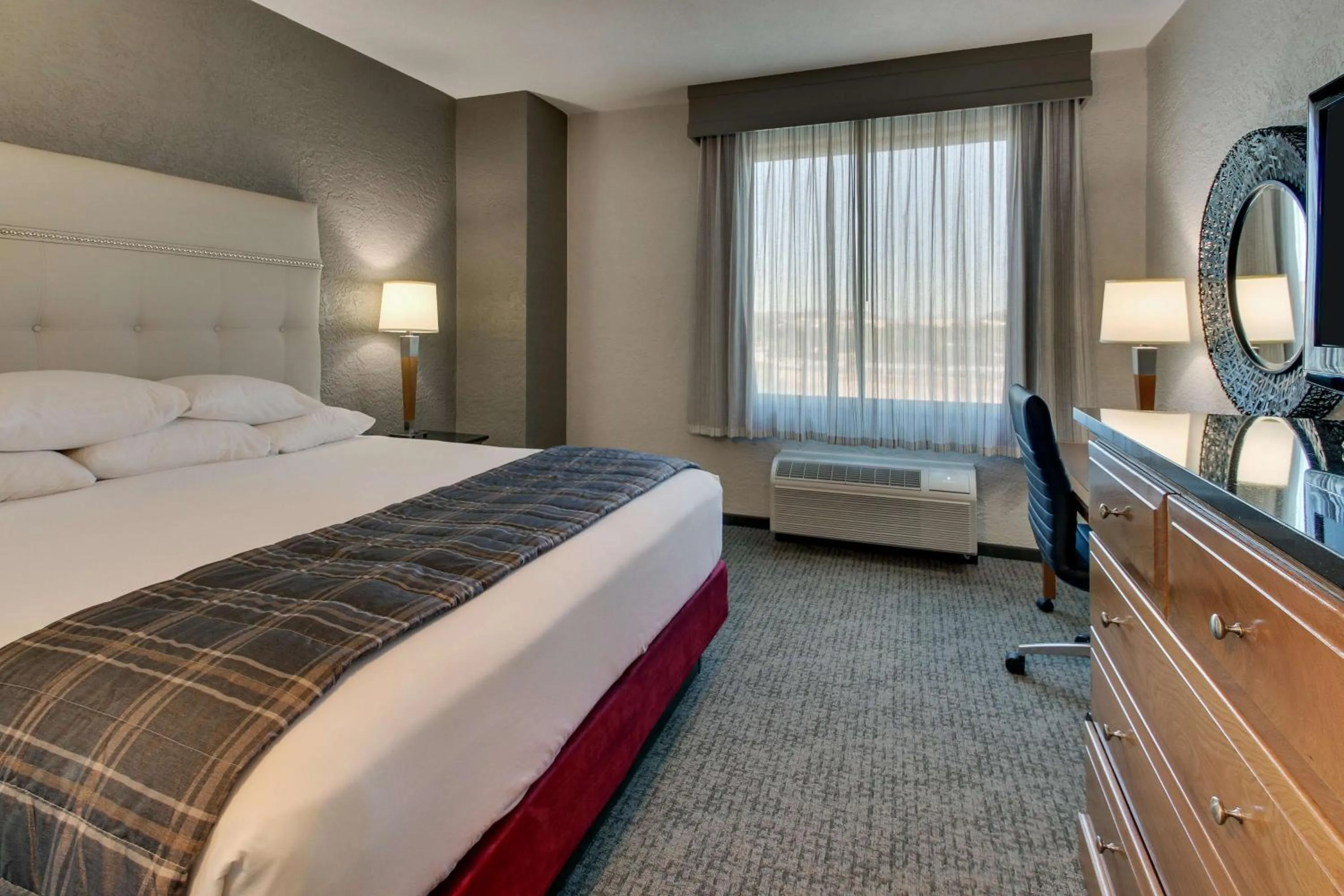 Photo of the whole room, Bed in Drury Inn & Suites Phoenix Happy Valley