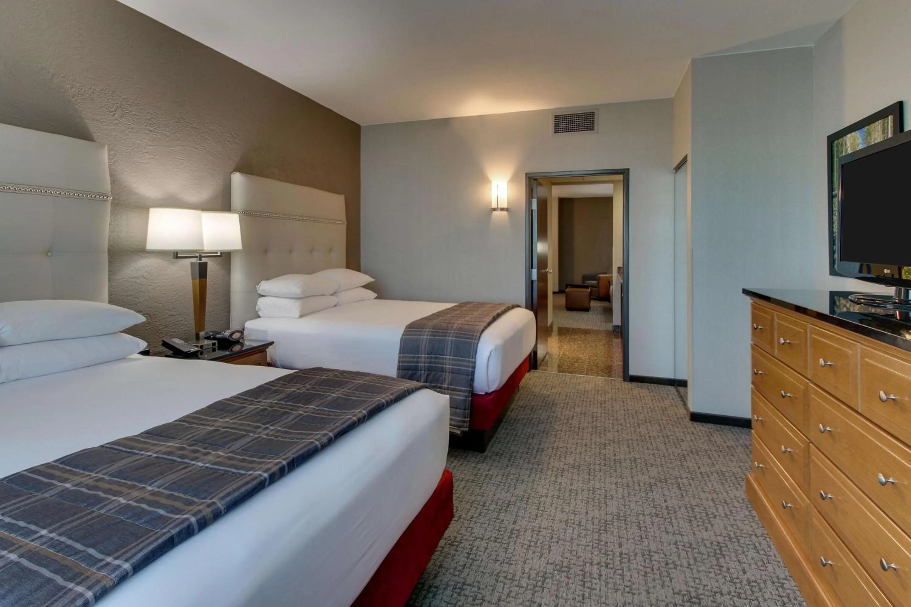 Photo of the whole room, Bed in Drury Inn & Suites Phoenix Happy Valley
