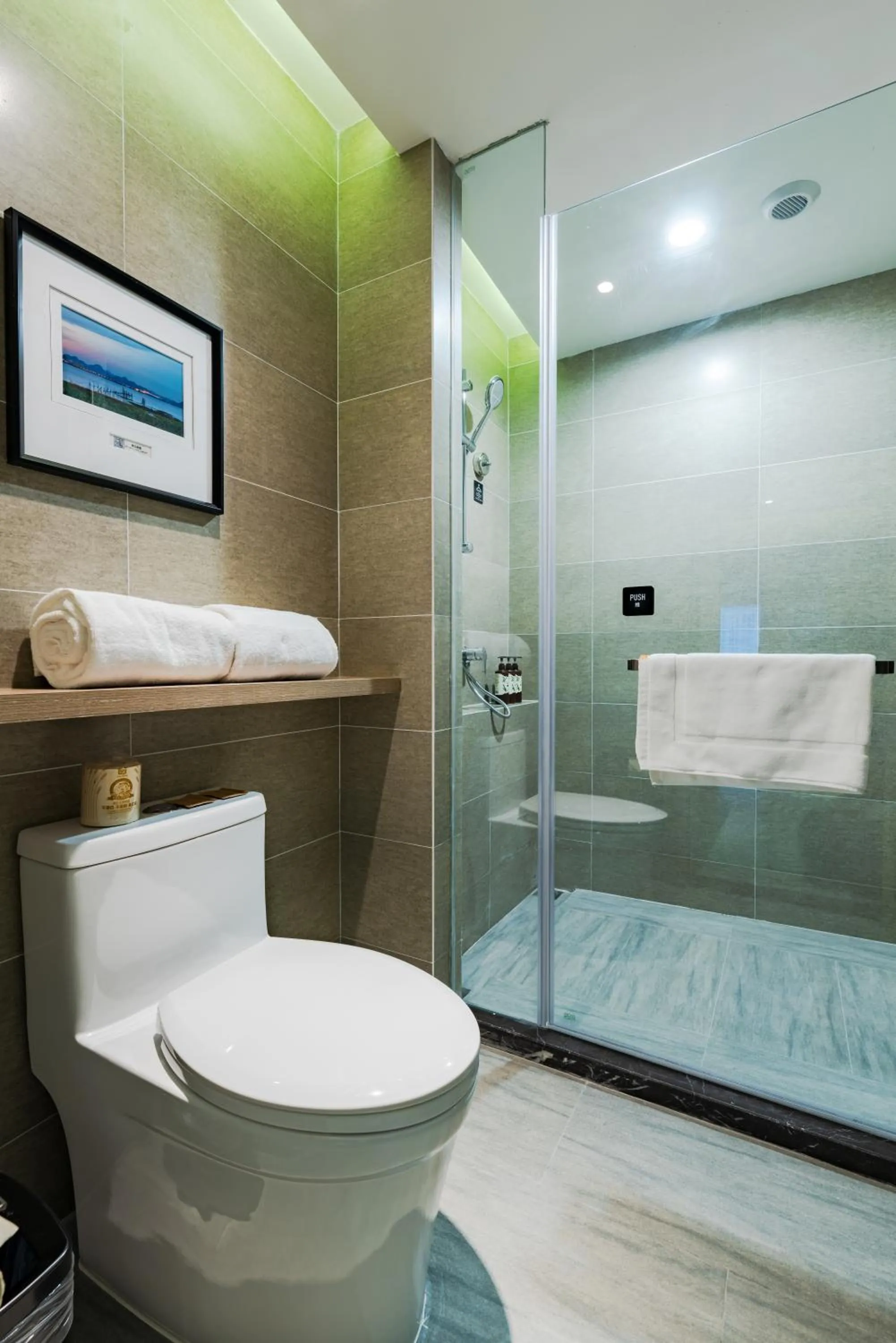 Shower in Atour Hotel (Wenzhou International Airport Olympic Sports Center)