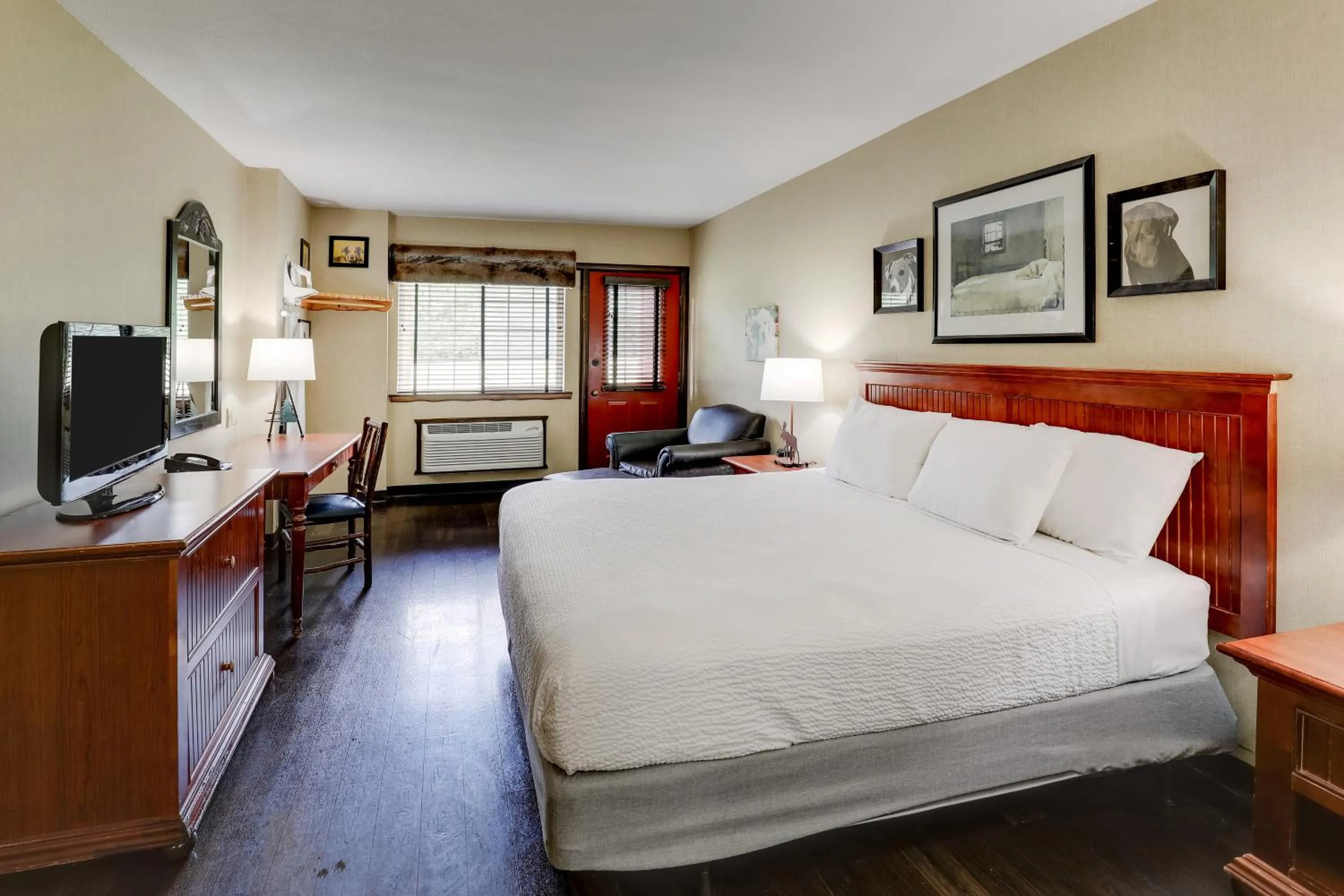 Photo of the whole room, Bed in Stoney Creek Hotel Columbia