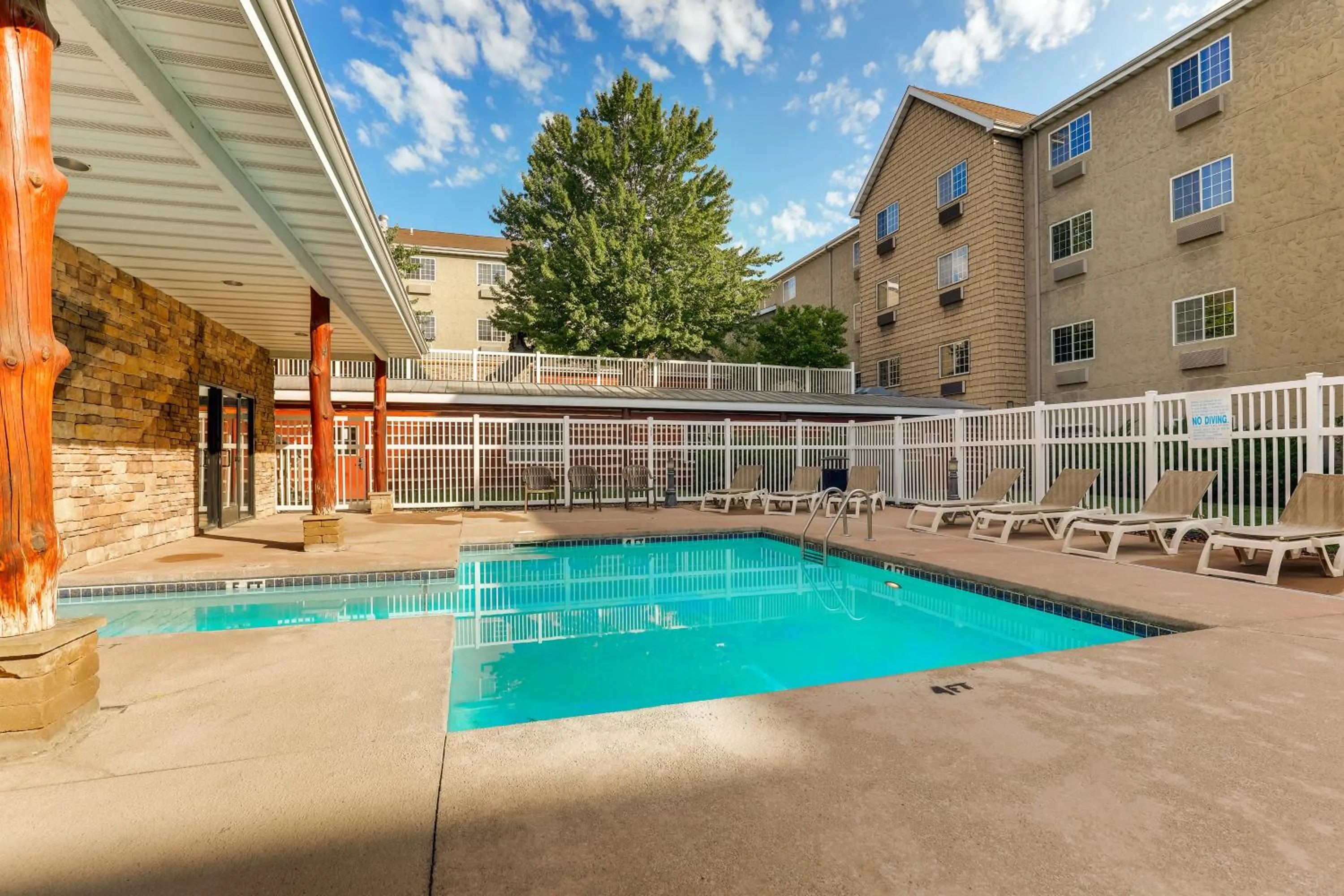 Swimming pool in Stoney Creek Hotel Columbia