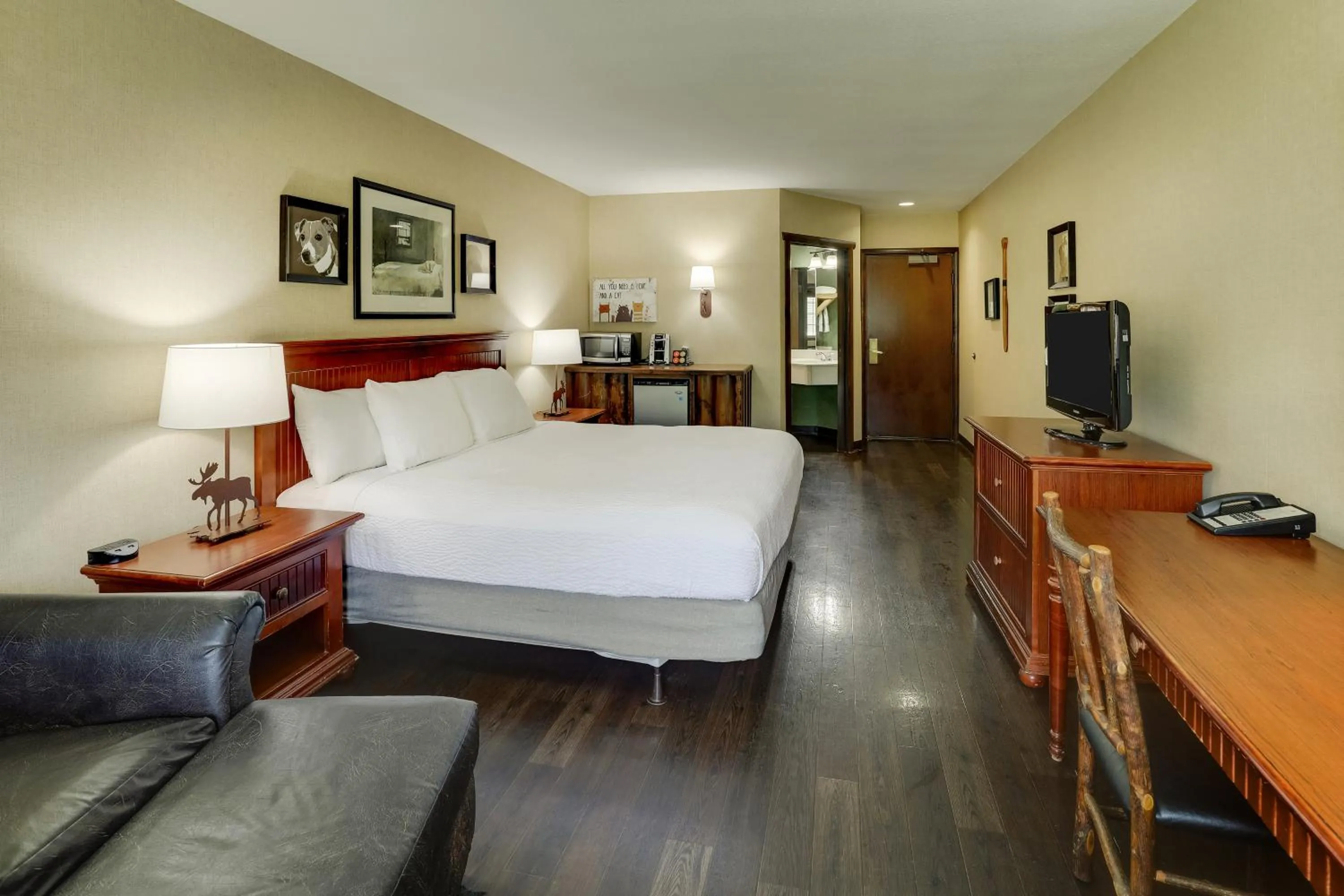 Photo of the whole room, Bed in Stoney Creek Hotel Columbia